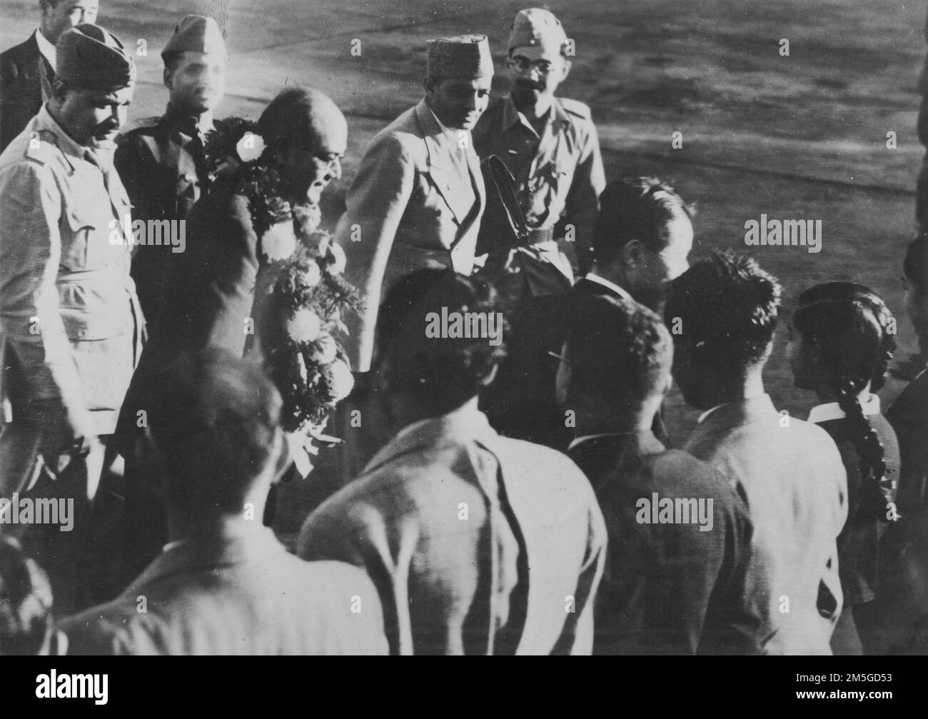 Subhas Chandra Bose, Anführer der japanischen Indianerunabhängigkeitsbewegung, empfängt am 31 1943. Oktober einen herzlichen Empfang am Flughafen Haneda. Stockfoto