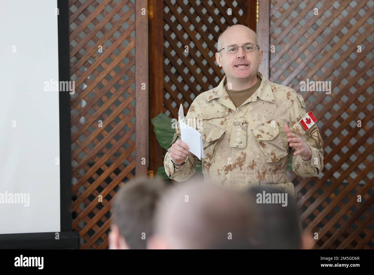 Kanadischer Oberstleutnant Ryan Jurkowski, Director of Strategic Communications, Combined Joint Task Force – Operations Inhärent Resolve (CJTF – OIR), gibt während des Forums des Verteidigungsattachés in Bagdad, Irak, am 17. März 2022 einen kurzen Überblick über den Wettbewerb in der Informationsumgebung. Das Forum für den Verteidigungsattaché bietet die Gelegenheit, Beziehungen zwischen Mitgliedern der Globalen Koalition aufzubauen, und dient als Tor zur Erörterung von Themen im Zusammenhang mit der anhaltenden Niederlage von Da’ESH, einschließlich der Fortschritte von CJTF – OIR und der Bereiche, in denen Verbesserungen erforderlich sind. Stockfoto