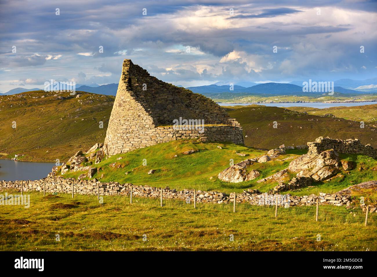 Bilder von Dun Carloway Broch auf der Insel Lewis auf den Äußeren Hebriden in Schottland. Brochs sind unter Schottland die beeindruckendsten prähistorischen Stockfoto