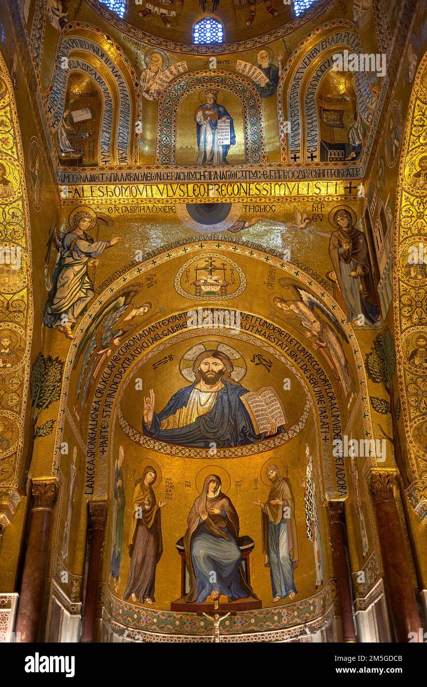 Mittelalterliche byzantinische Mosaiken des Christus Pantokrator über dem Altar der Pfalzkapelle, Cappella Palatina, Palermo, Italien Stockfoto