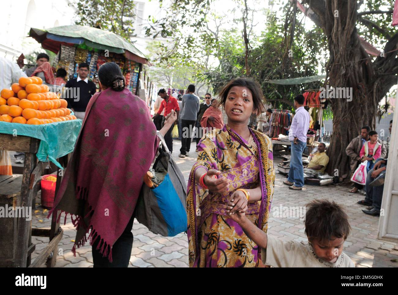 Ein junges Mädchen, das um Geld bettelt, im Zentrum von Kalkutta, Indida. Stockfoto