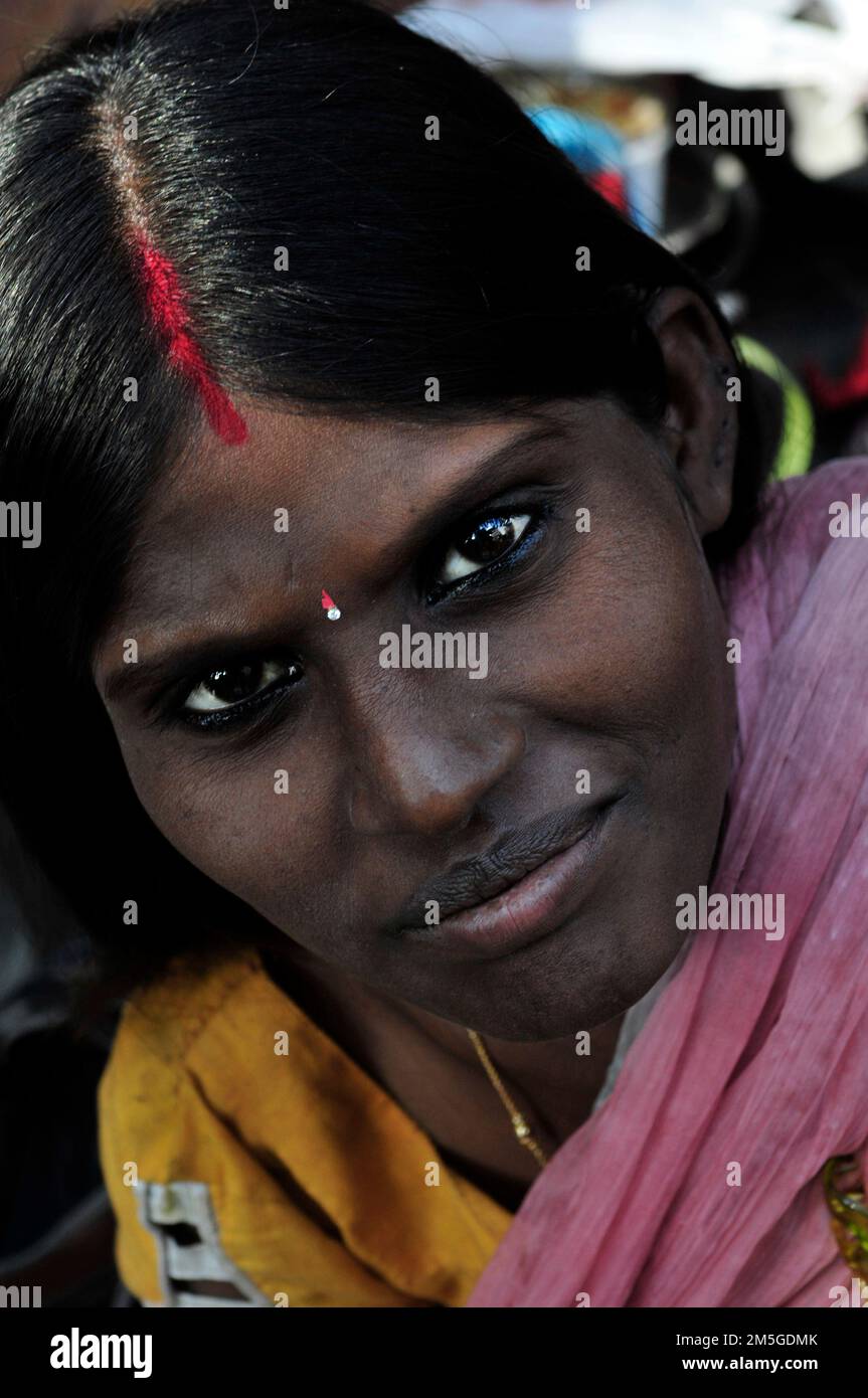 Porträt einer wunderschönen indischen Frau, aufgenommen in Kalkutta, Indien. Stockfoto