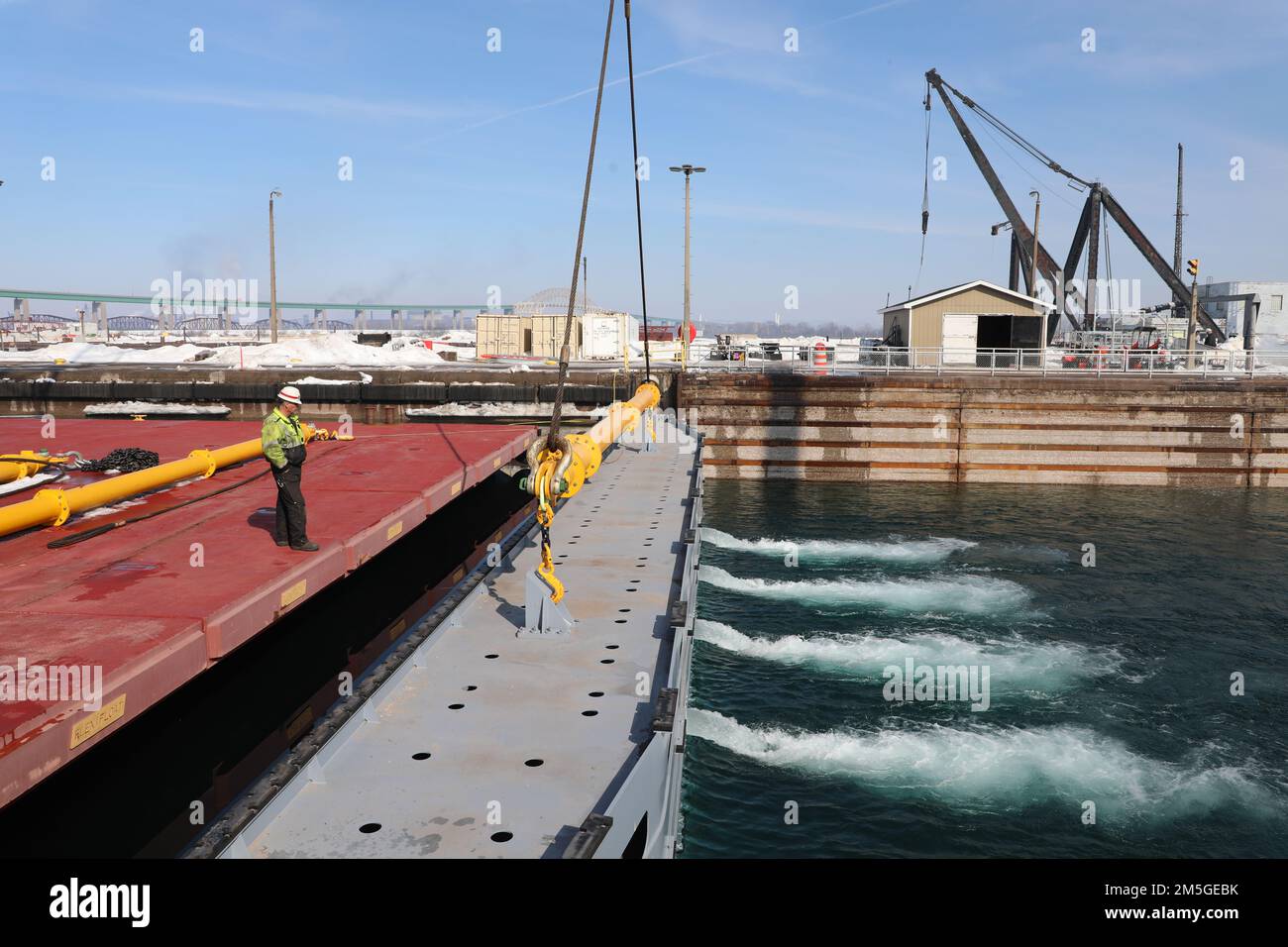 Die USA Army Corps of Engineers, Detroit District, Soo Area Office wird das Poe Lock am 12:01. März um 25 Uhr öffnen, um die 2022. Große Seen-Transportsaison zu starten. Jim Young wartet, bis das Wasser in der Poe Lock die Ebene des Lake Superior erreicht, bevor er den nächsten Stamm entfernt. Stockfoto