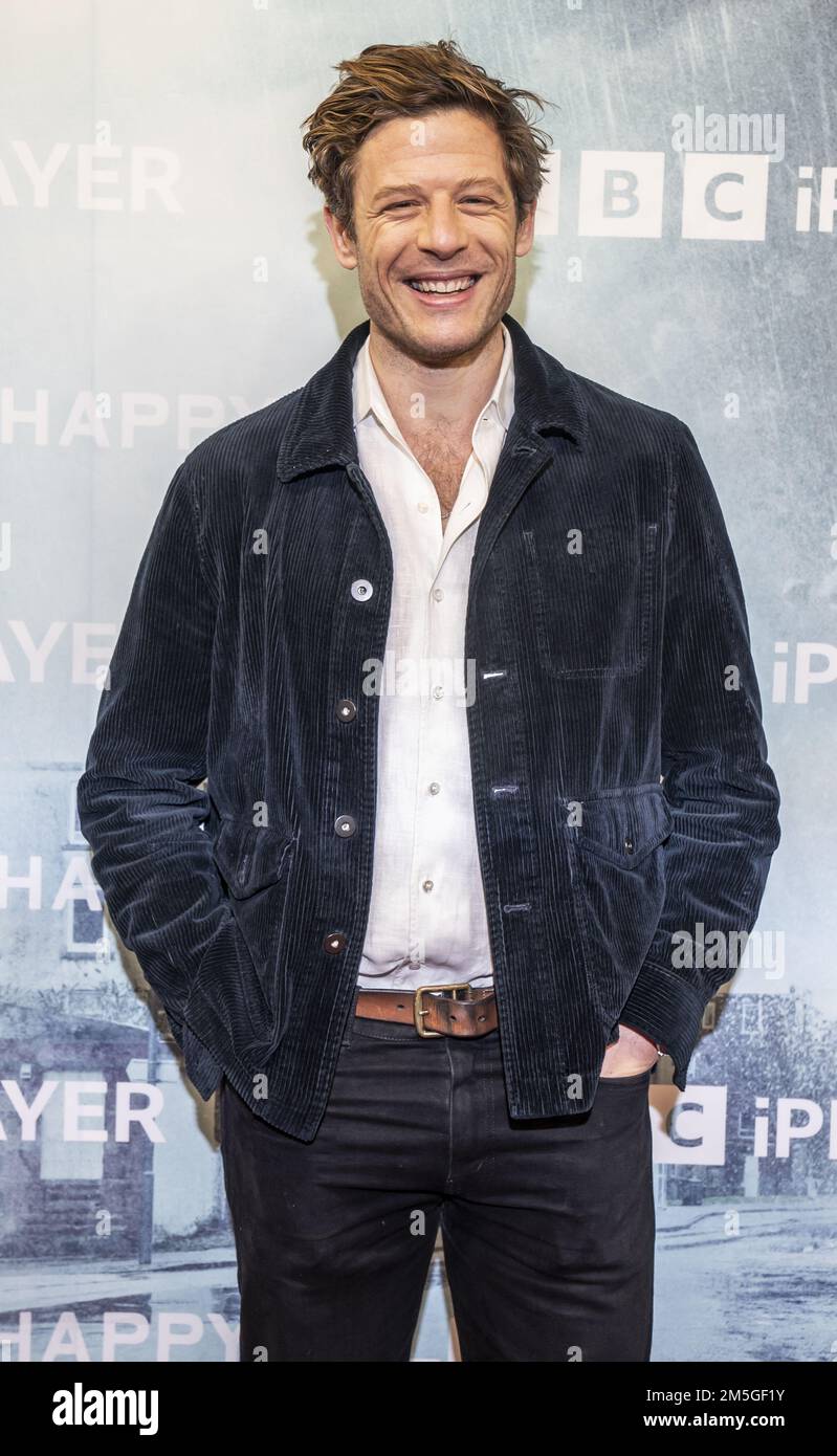 Dateifoto vom 14. Oktober 12/22 von James Norton nimmt an der Vorführung der letzten Serie von Happy Valley im Vue Cinema in Halifax Teil. Herr Norton hat die mentale Wirkung seiner berüchtigten Happy-Valley-Rolle aufgedeckt und gesagt: "Es geht in dein Unterbewusstsein und irgendwie kommt es in deinen Träumen hervor." Der 37-jährige Schauspieler stellt den Bösewicht Tommy Lee Royce im BBC One-Drama dar, das am Neujahrstag für eine dritte und letzte Serie zurückkehrt. Ausgabedatum: Donnerstag, 29. Dezember 2022. Stockfoto