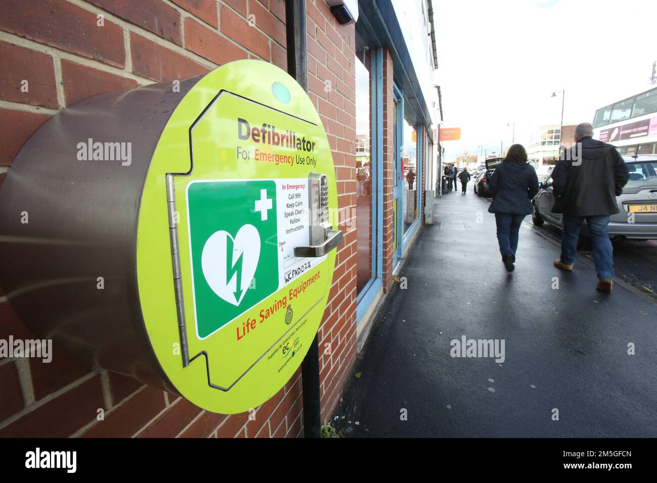 Aktenfoto vom 06. März 05/15 eines an der Wand montierten Notfall-Defibrillators. Ein neuer Fonds in Höhe von £1 Mio. € könnte die Anzahl der Defibrillatoren in ganz England nach Angaben der Regierung um etwa 1.000 erhöhen. Das Gesundheitsministerium sagte, dass die Finanzierung dazu führen wird, dass Gemeinden in ganz England rund 1.000 der lebensrettenden Geräte erhalten, als Teil der Bemühungen der Regierung, die Behandlung und Prävention von Herz-Kreislauf-Erkrankungen zu unterstützen. Ausgabedatum: Donnerstag, 29. Dezember 2022. Stockfoto