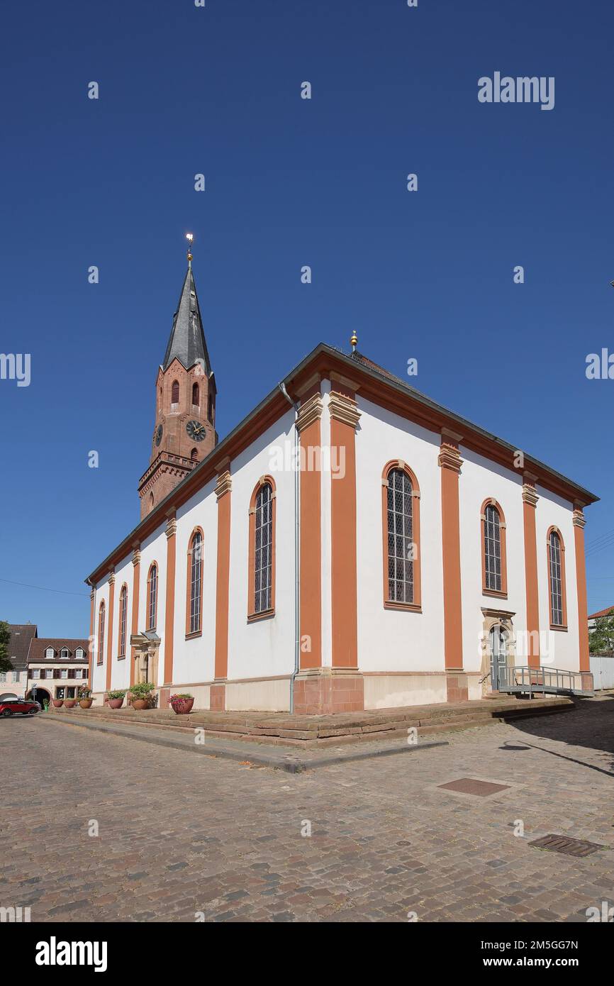 Barocke protestantische Kirche und Wahrzeichen auf dem Ludwigsplatz, Edenkoben, Weinstraße, Rheinland-Pfalz, Deutschland Stockfoto