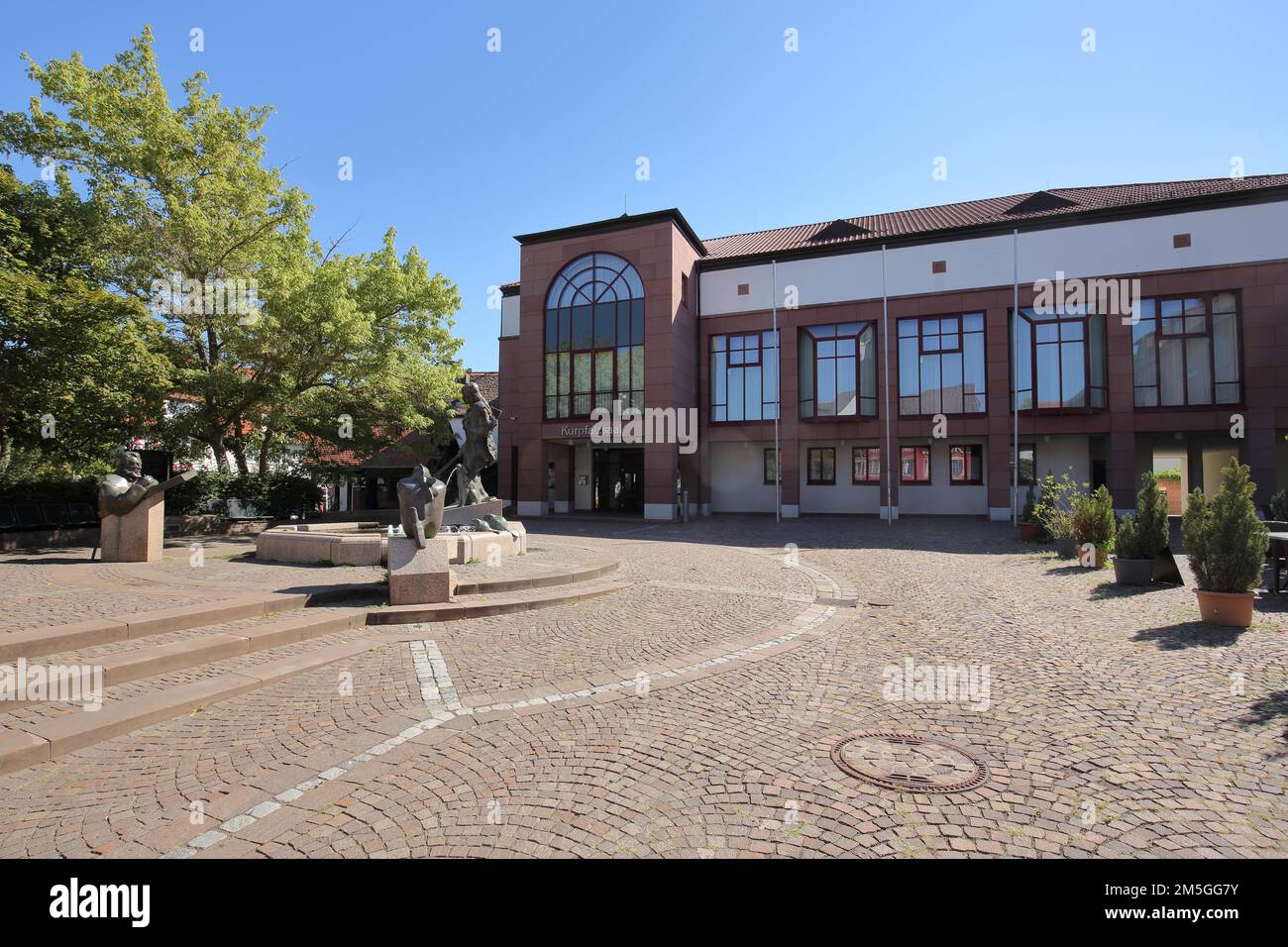 Kurpfalz-Halle mit Lederstrumpf, Brunnen, Edenkoben, Weinstraße, Rheinland-Pfalz, Deutschland Stockfoto