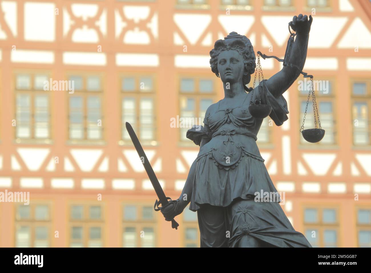 Justizbrunnen, Justitiabrunnen mit Justitia aus dem Jahr 1611 und Half-Timbering in Römerberg, Altstadt, Main, Frankfurt, Hessen, Deutschland, Europa Stockfoto