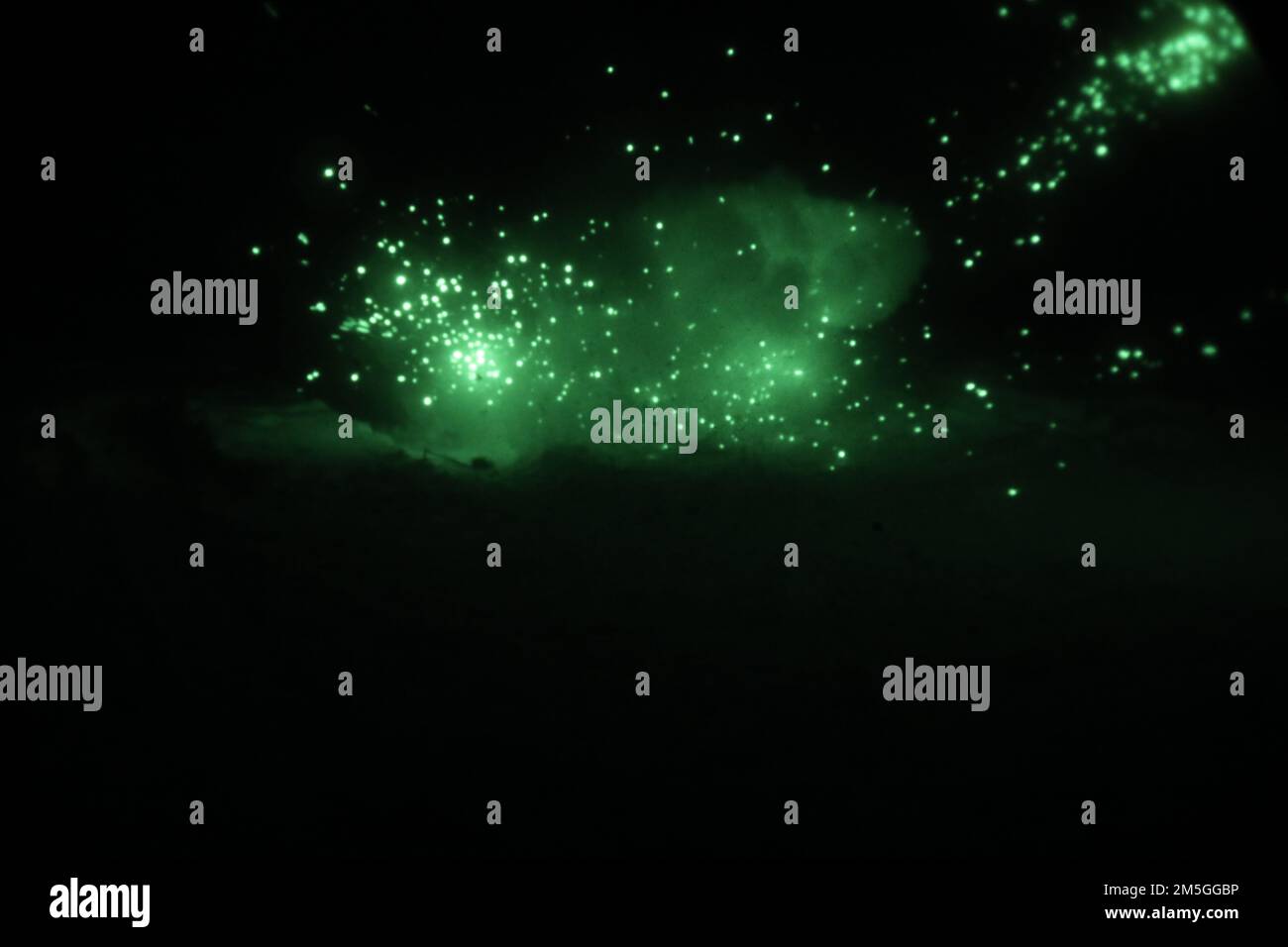 Ein M115A2 Artillery Ground Burst Simulator explodiert, um den indirekten Brand einer Opposing Force (OPFOR) in Fort Greely, AK, am 17. März 2022 zu simulieren. Das Joint Pacific Multinational Readiness Center 22-02 ist das erste Regional Station Combat Training Center (RS-CTC) in Alaska, das sich auf großmaßstäbliche Kampfoperationen (LSCO) konzentriert und eine Schulungsveranstaltung für kaltes Wetter mit Situationstraining ist. Stockfoto