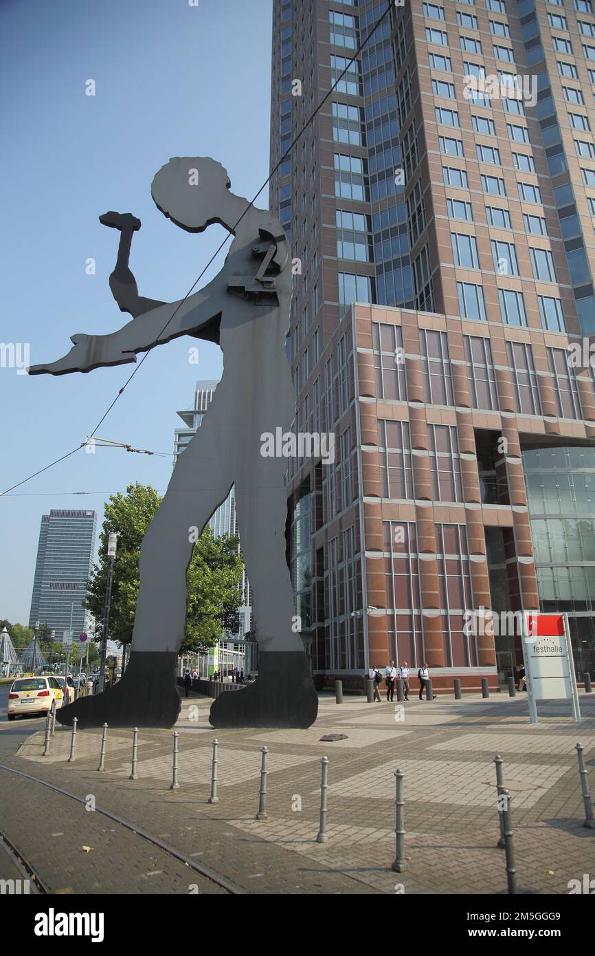 Übergroße Skulptur Hammering man von Jonathan Borofsky 1991, Messeplatz, Messe, Bockenheim, Main, Frankfurt, Hessen, Deutschland Stockfoto