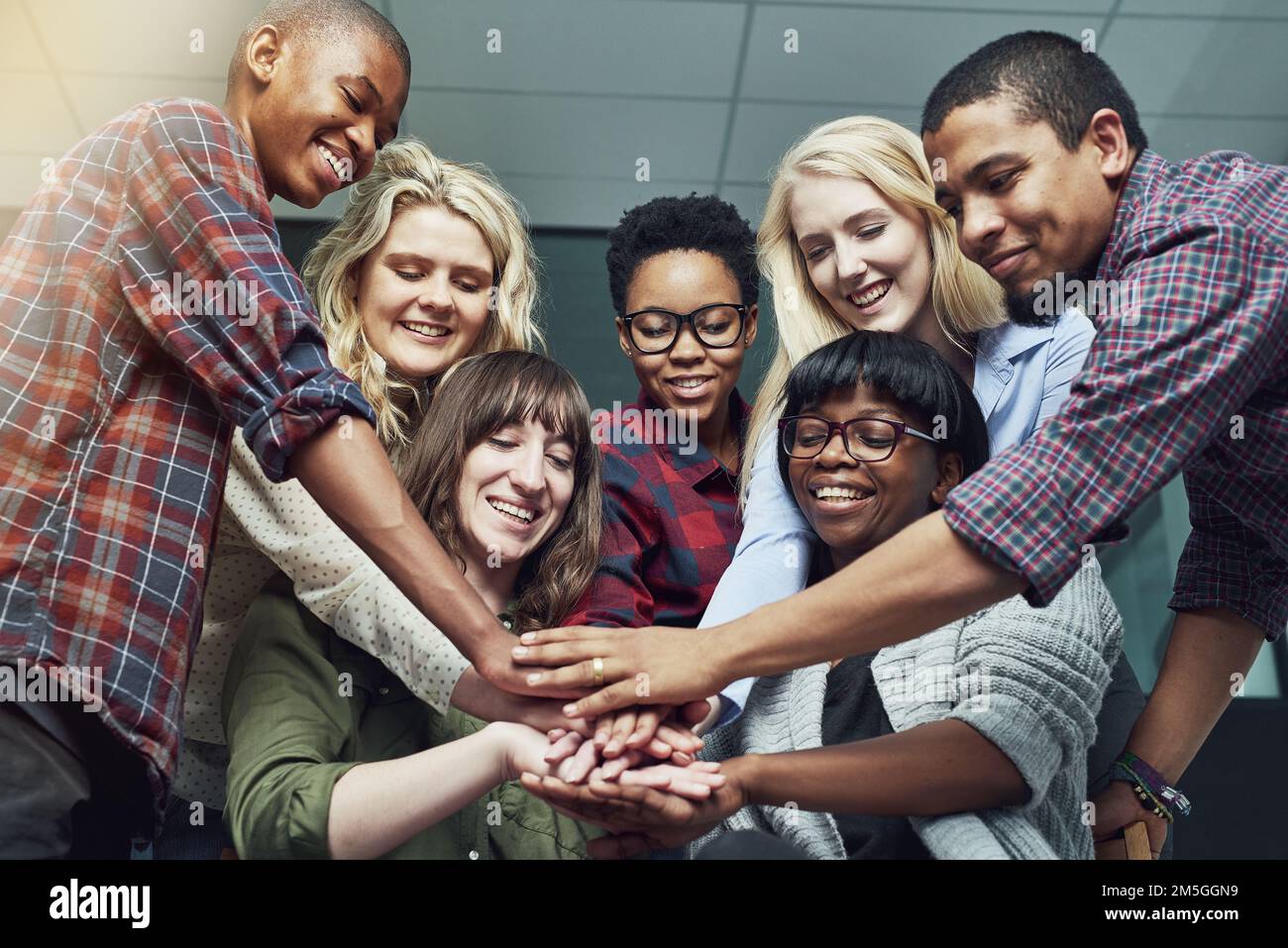 Teamarbeit und Zusammenarbeit. Eine Gruppe von Menschen, die ihre Hände zusammenlegen. Stockfoto