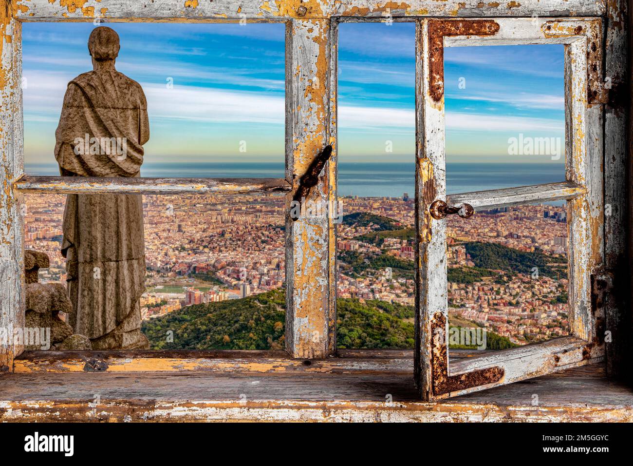 Blick aus einem Holzfenster auf Barcelona Stockfoto