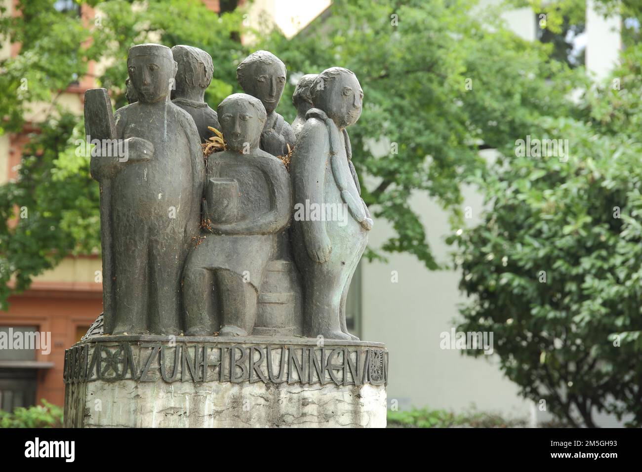 Gildenbrunnen mit modernen Figuren am Affentorplatz, Brunnen, Skulptur, Alt-Sachsenhausen, Sachsenhausen, Main, Frankfurt, Hessen, Deutschland Stockfoto