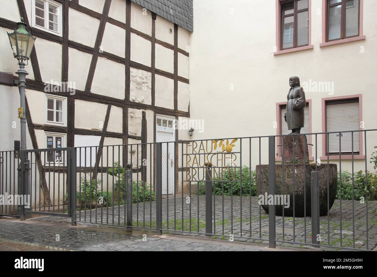 Frau Rauscher-Brunnen als Symbol der Cider-Kultur, Klappergasse, Alt-Sachsenhausen, Sachsenhausen, Main, Frankfurt, Hessen, Deutschland Stockfoto