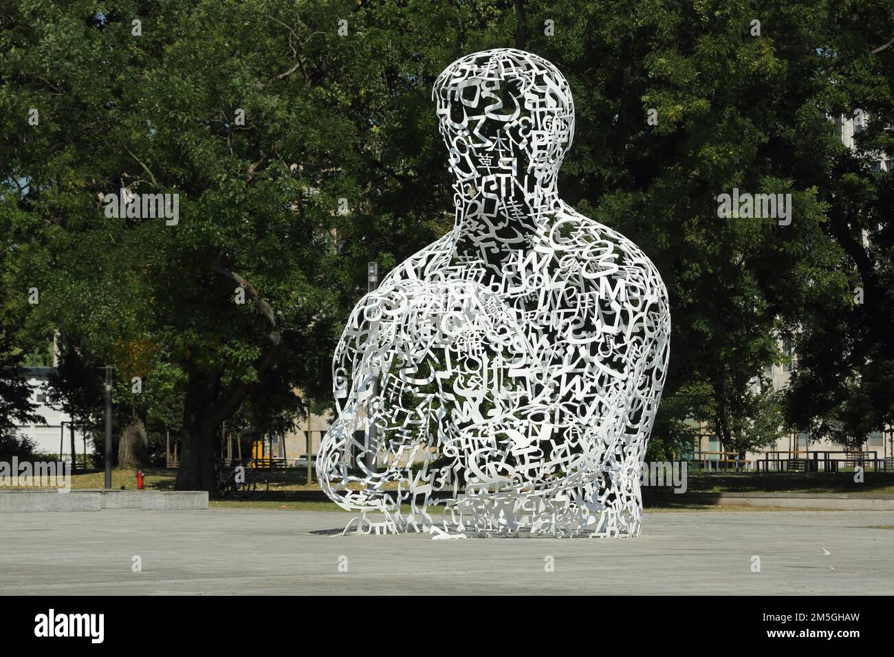 Skulptur Body of Knowledge von Jaume Plansa 2010, Buchstaben, Zahlen, Chaos, Verwirrung, Universitätscampus Westend, Universität, Campus, Westend, Main Stockfoto