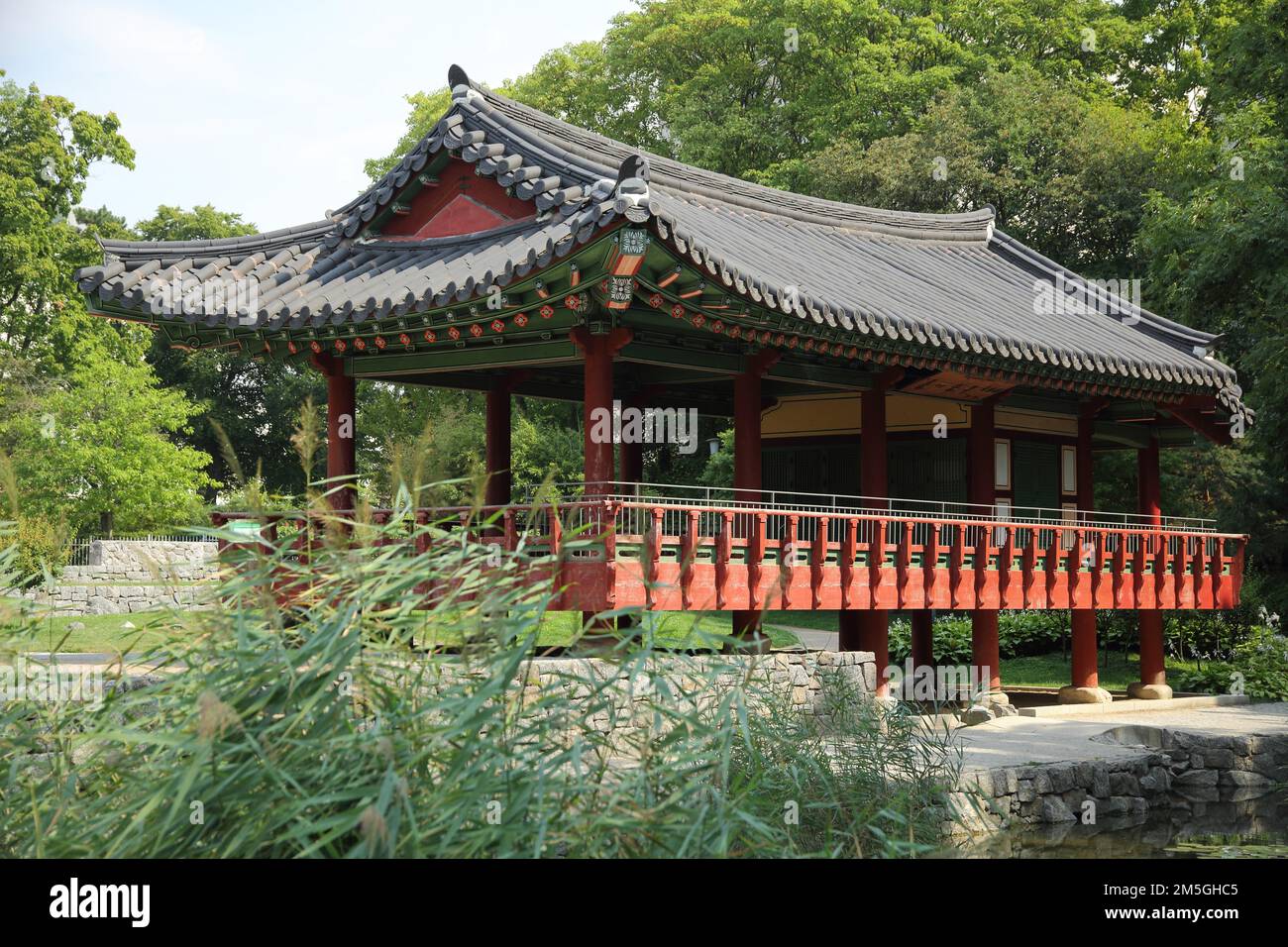 Koreanischer Garten mit Temple Pavilion Plum Arbour und Teich, Grueneburgpark, Chinesisch, Gartenkunst, Westend, Main, Frankfurt, Hessen, Deutschland Stockfoto