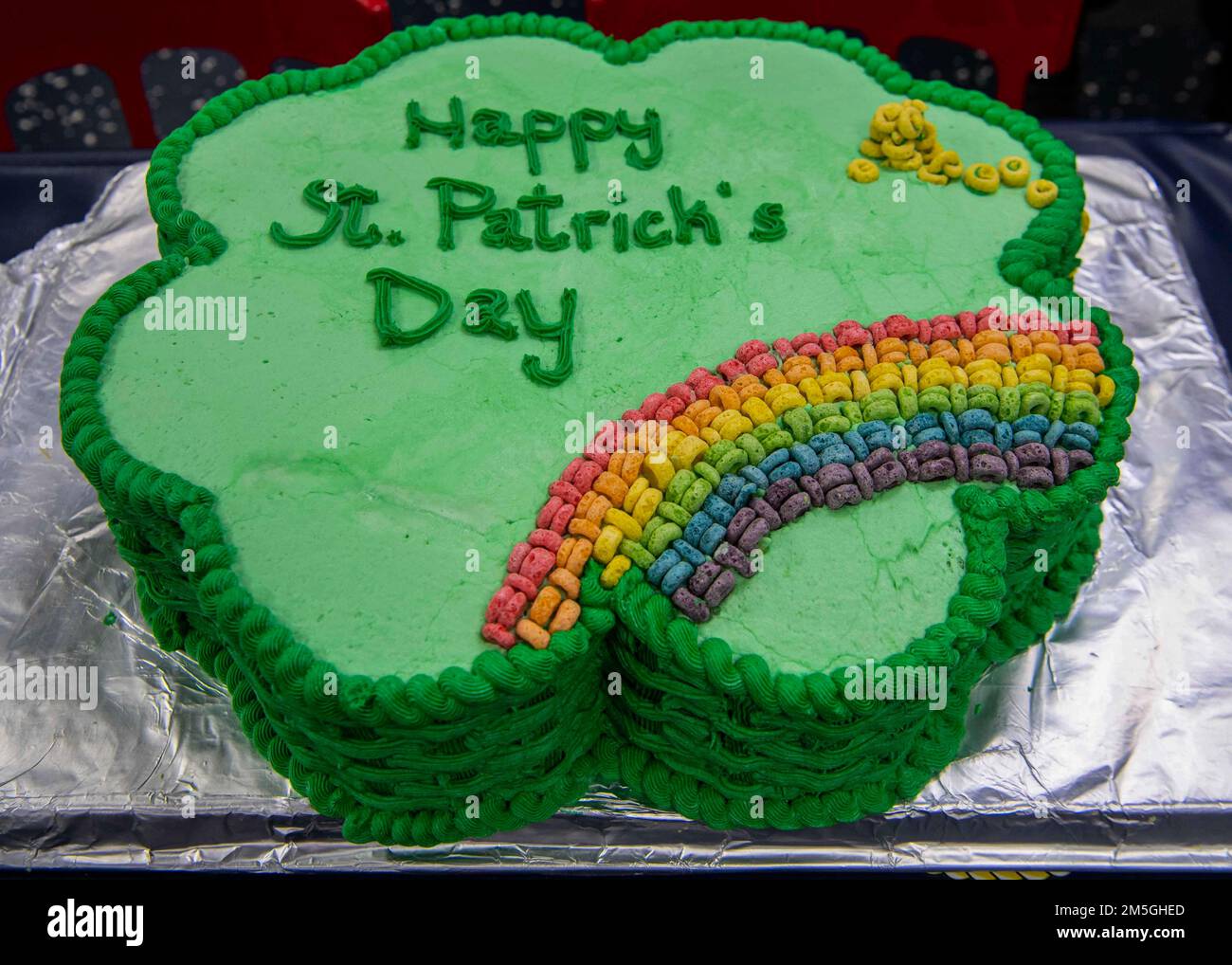 ARABIAN GULF (17. März 2022) St. Patrick's Day-Themenkuchen bei einer Feier an Bord der Guided-Missile Destroyer USS Gridley (DDG 101) im Arabischen Golf, März 17. Gridley wird im US-Flottengebiet 5. eingesetzt, um Marineeinsätze zu unterstützen, um die maritime Stabilität und Sicherheit in der Zentralregion zu gewährleisten und das Mittelmeer und den Pazifik durch den westlichen Indischen Ozean und drei strategische Engpässe zu verbinden. Stockfoto