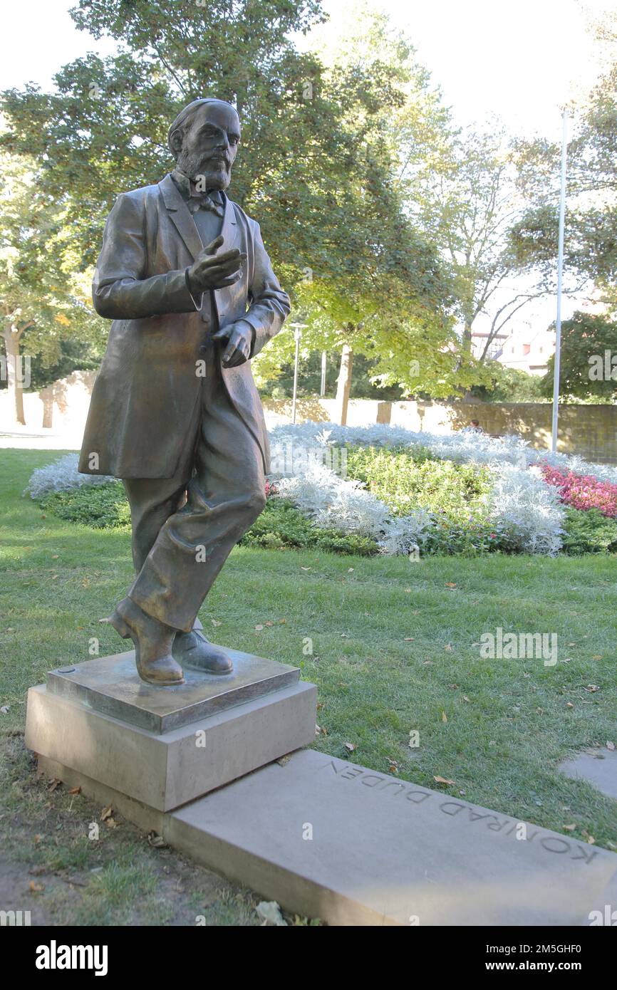 Konrad Duden mit Inschrift auf dem Denkmal Duden Zuse, Statue, Persönlichkeit, Bad Hersfeld, Hessen, Deutschland Stockfoto