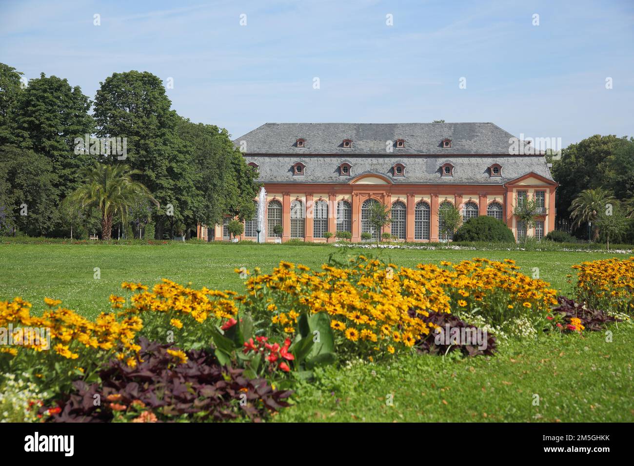Orangerie und Ziergarten mit Blumen, Blüten, Darmstadt, Bergstraße, Hessen, Deutschland Stockfoto