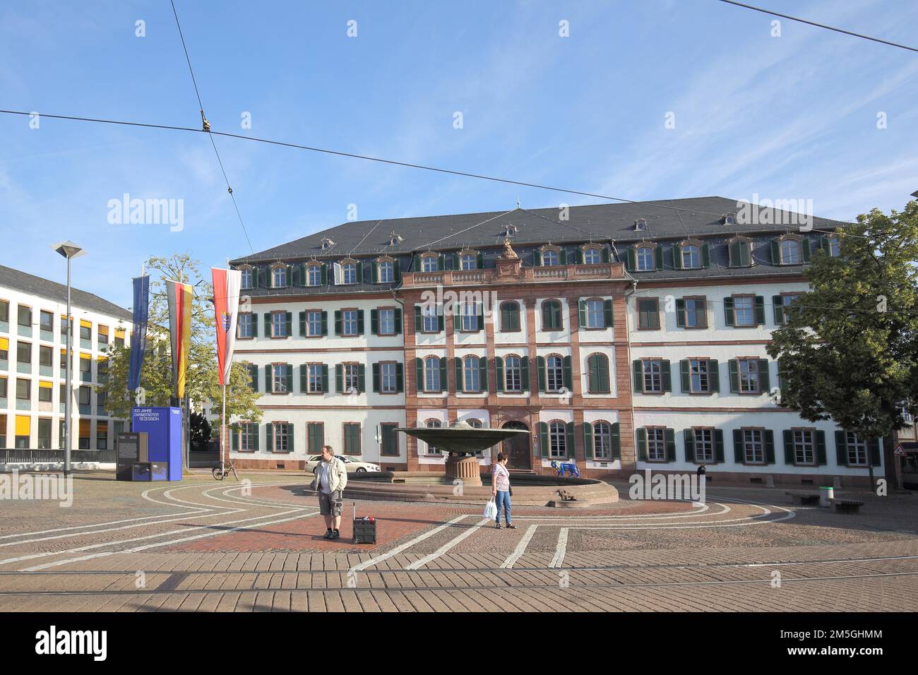 Regionalrat, Kollegialgebäude, erbaut 1777 -1780 mit Staatsflagge, EU-Flagge, Nationalflagge, Hessisch, Deutsch am Luisenplatz, Darmstadt Stockfoto