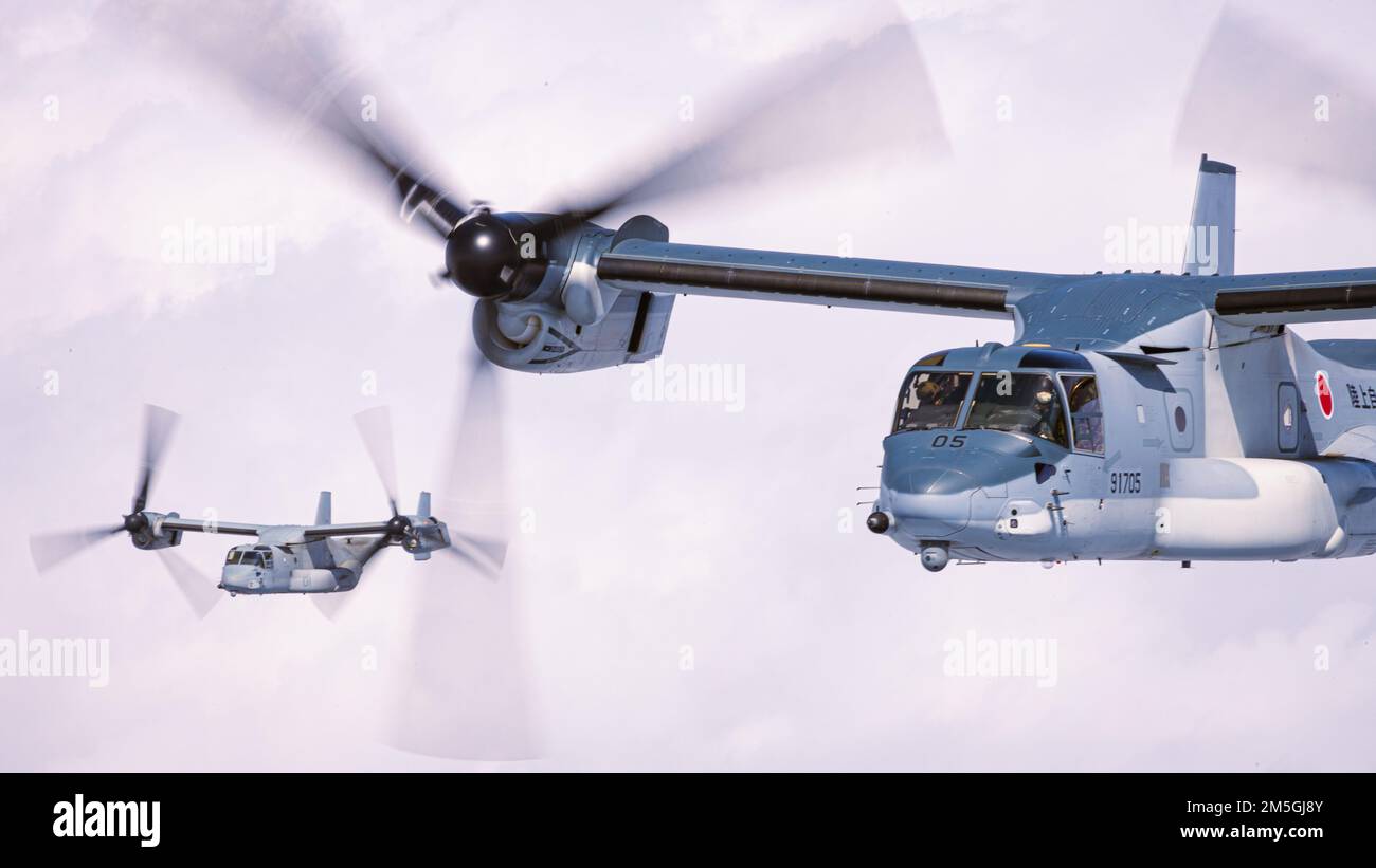 EIN US-AMERIKANISCHER Marinekorps MV-22B Osprey mit Marine Medium Tiltrotor Squadron 265 (verstärkt), 31. Marine Expeditionary Unit, und einer japanischen Boden-Selbstverteidigungseinheit V-22 Osprey mit der 107. Aviation Unit führen einen bilateralen Formationsflug über Mount Fuji, Japan, 17. März 2022. Bilaterale Flüge sorgen für Vertrautheit und Interoperabilität zwischen US-amerikanischen und japanischen Flugeinheiten. Die maritime Defense Exercise Amphibious Ready Deployment Brigade ist eine bilaterale Übung zur Verbesserung der Interoperabilität und Stärkung der Beziehungen zwischen US-amerikanischen und japanischen Streitkräften zur Verteidigung Japans. Stockfoto