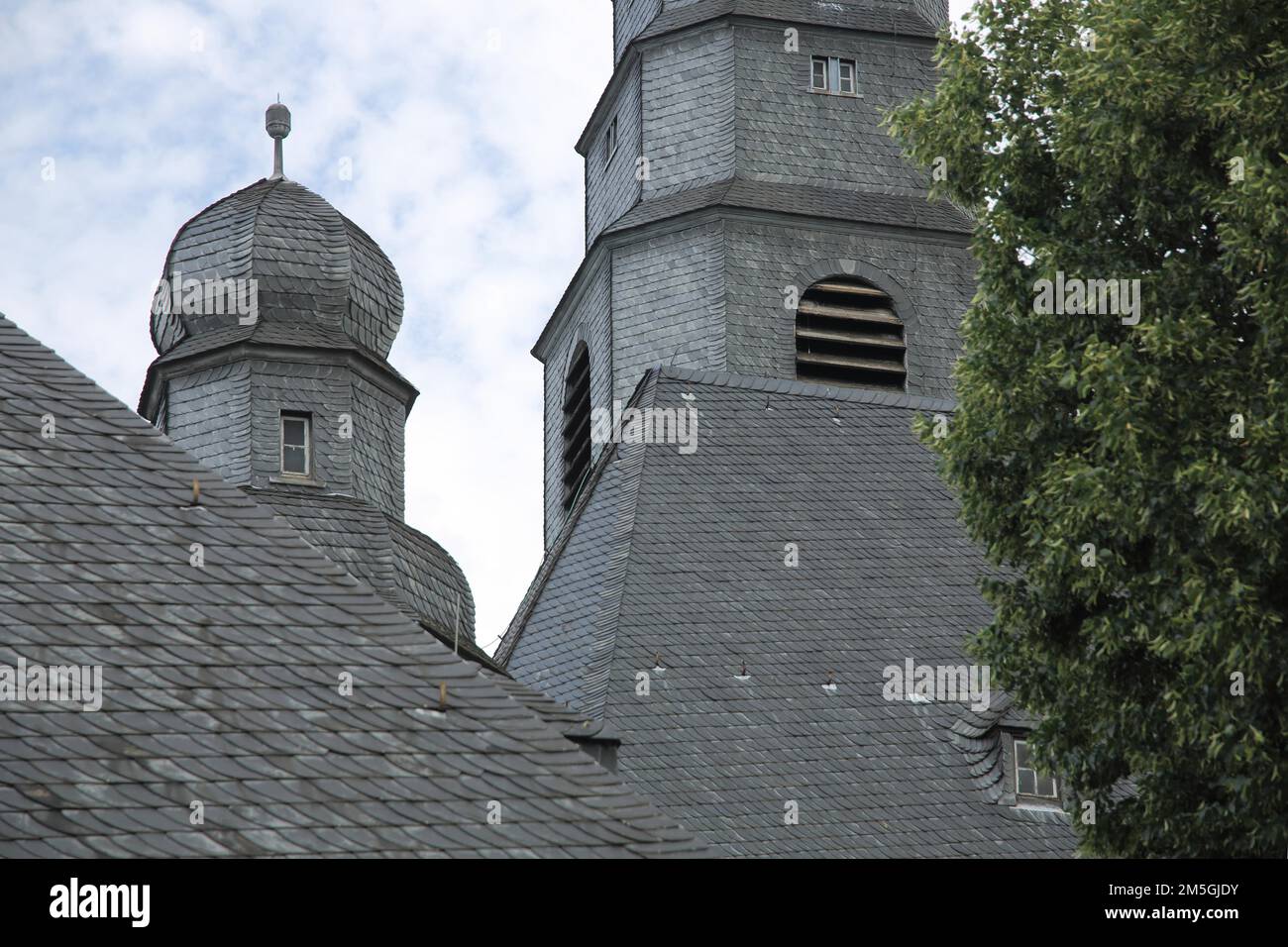 Türme mit Schieferdach der Gustav-Adolf-Kirche, Gustavsburg, Hessen, Deutschland Stockfoto