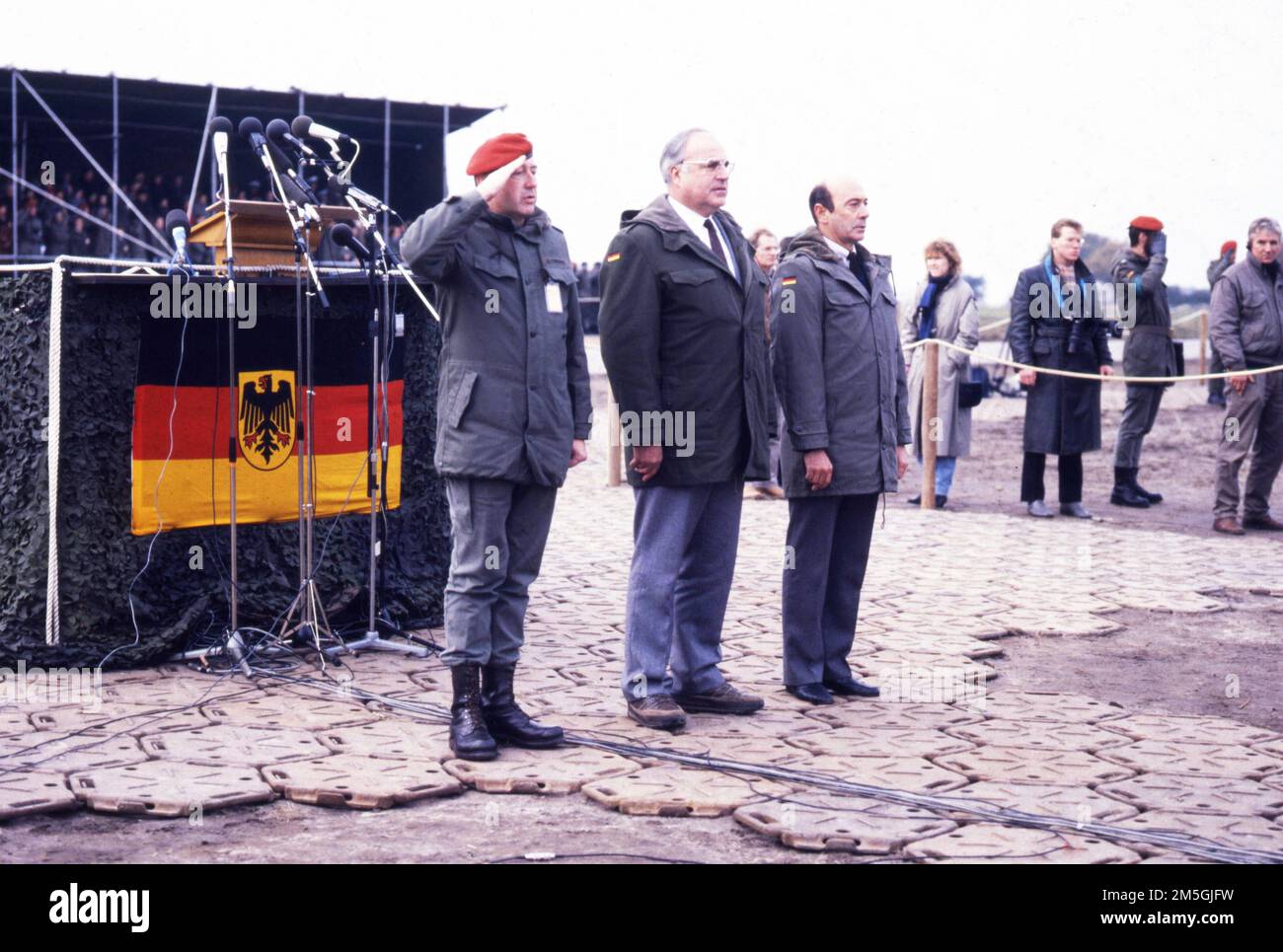 Manfred Woerner aus L. Bergen. 30 Jahre Bundeswehr am 13. 11. 1986 mit N. N. (BW-Offizier) Helmut Kohl Stockfoto