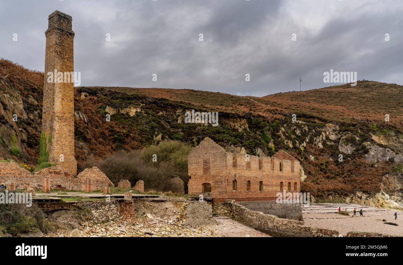 Blick auf verlassene alte Backsteinwerke in Nordwales Stockfoto