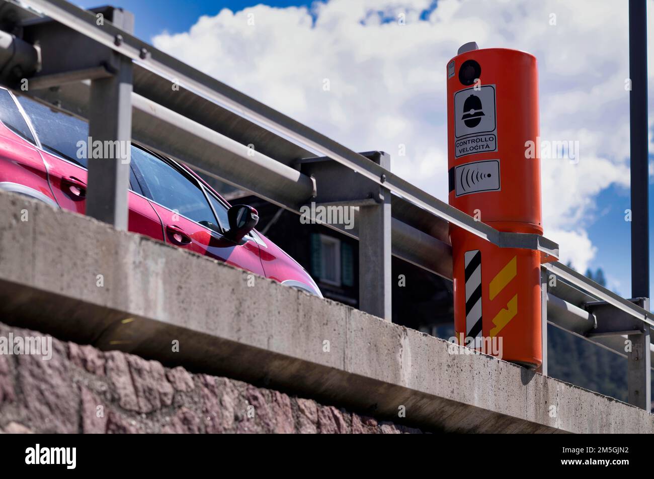 Polyscan Radarkamera, PoliScan, Radarkamera, Vitronic, Lidar, Radarkamerasäulen für Geschwindigkeitsmessungen, Sankt Christina, Santa Cristina Stockfoto