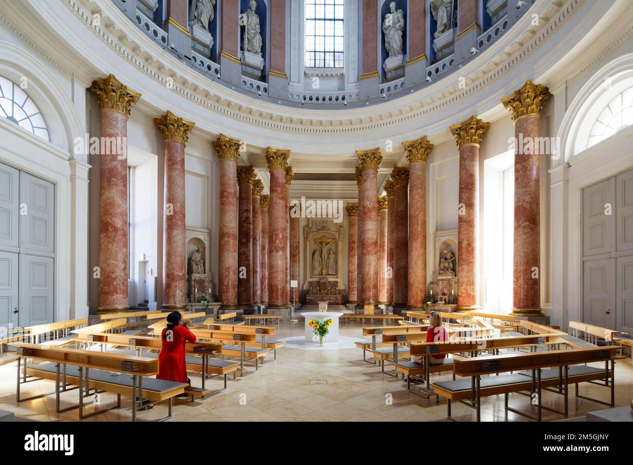 Rundes Gebäude mit (50 Meter) hoher Kuppel auf 40 Säulen und Statuen der zwölf Apostel, Pfarrkirche St. Elisabeth, Klassizismus, abgeschlossen Stockfoto