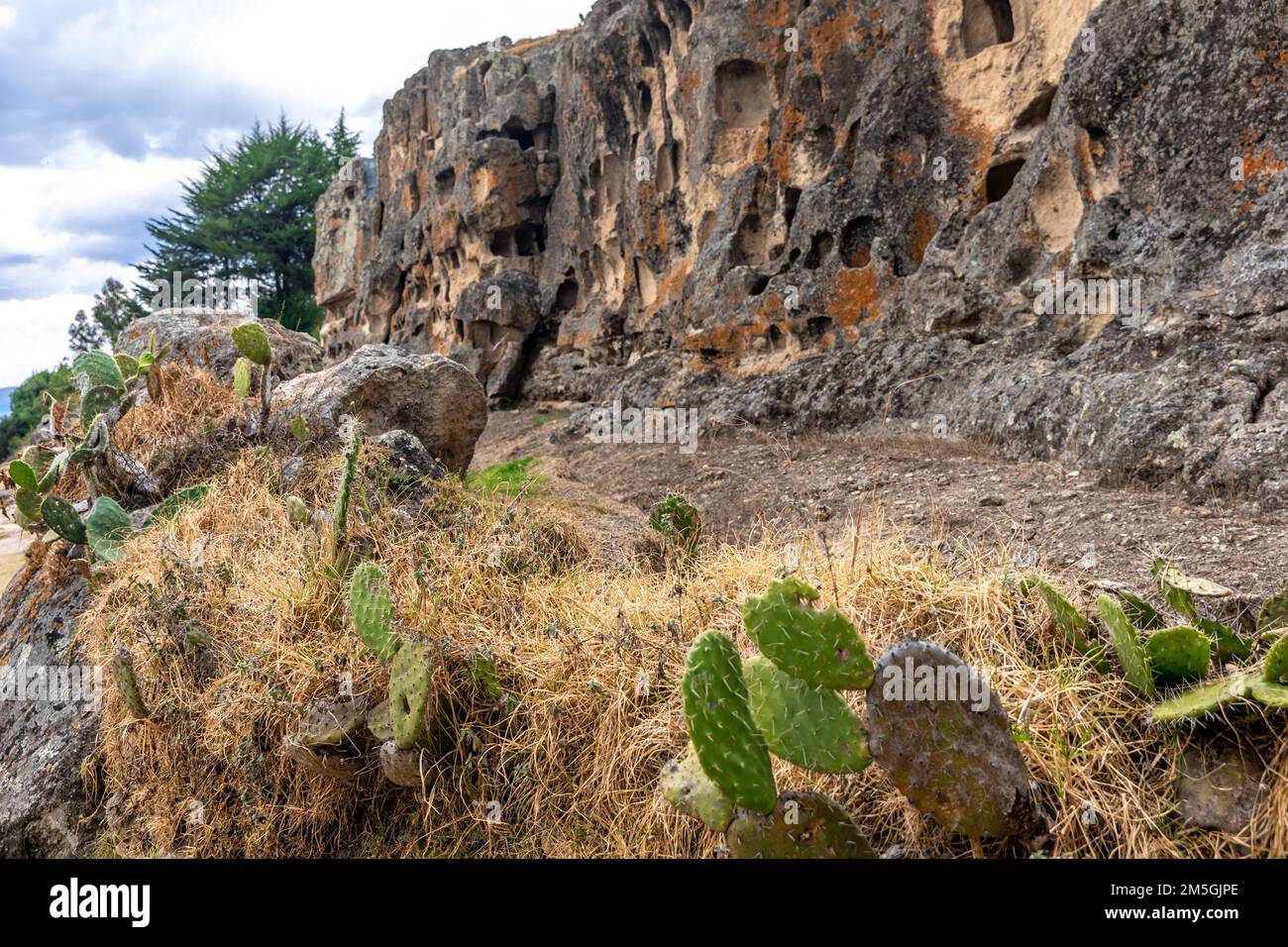 Ventanillas de Otuzco Peruanische Ausgrabungsstätte, Friedhof im Felsen Stockfoto