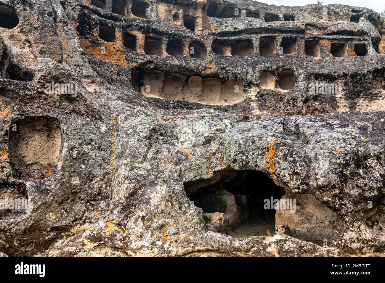 Ventanillas de Otuzco Peruanische Ausgrabungsstätte, Friedhof im Felsen Stockfoto