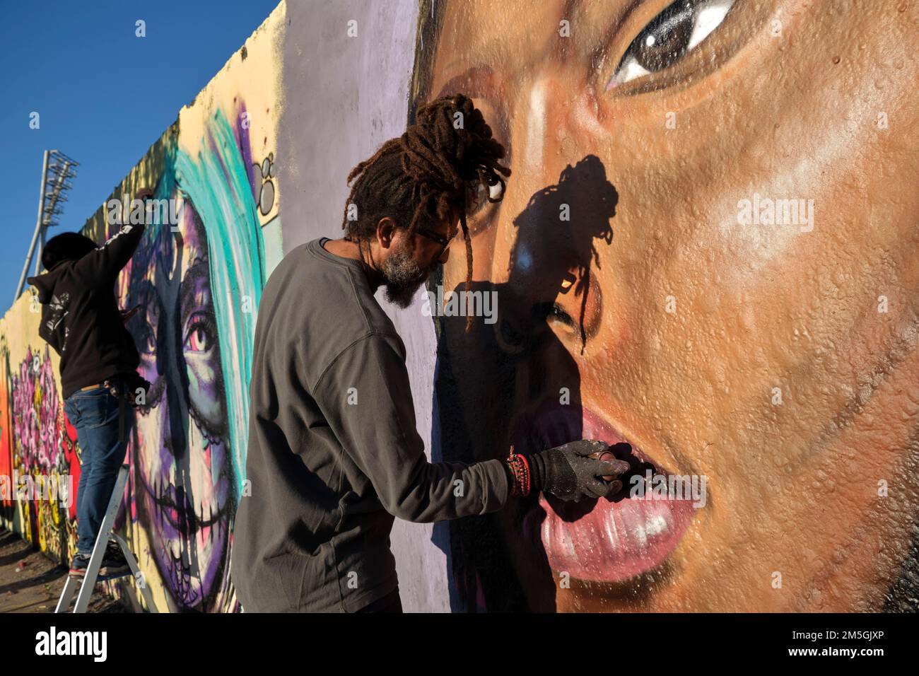 Deutschland, Berlin, 13. 03. 2022, Mauerpark, Graffiti-Wand, Graffiti-Künstler EME Freethinker bei der Arbeit Stockfoto