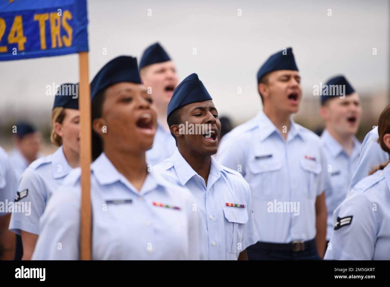 GEMEINSAMER STÜTZPUNKT SAN ANTONIO-LACKLAND, Texas – Mehr als 600 Airmen und Wächter, die der 324. Trainingsschwadron zugewiesen wurden, absolvierten am 17. März 2022 die Grundausbildung des Militärs. Generalmajor Gregory Porter, der Adjutant General, und Chefmeisterin Joshua Moore, Senior Enlisted Leader der Wyoming Nationalgarde, besprachen die Zeremonie. Stockfoto