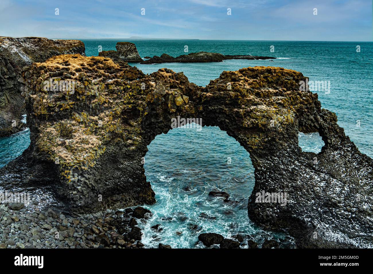 Ein wunderschöner Blick auf den Gatklettur (Arch Rock) in Arnarstapi, West-Island Stockfoto