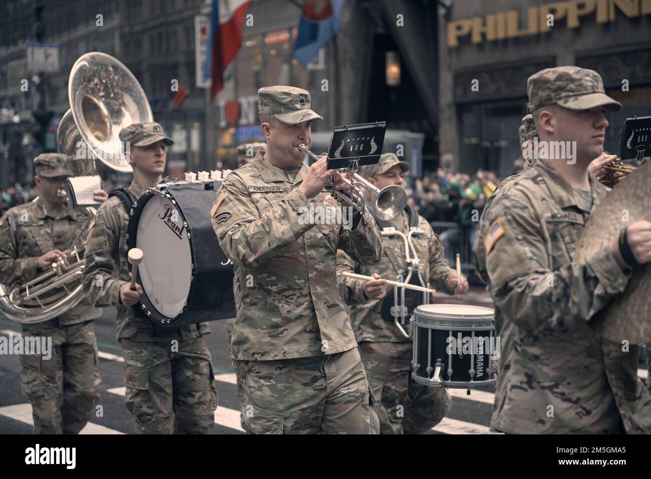 Soldaten der New York Army National Guard 42. Infanterie Band marschieren mit dem 1. Bataillon, 69. Infanterie Regiment, führt das St. Patrick's Day Parade, Manhattan, New York, 17. März 2022. Die 69. Infanterie begann den Tag voller Tradition um 6 Uhr mit einem Whiskey-Toast und dann zu der Parade, bei der Stadtbeamte schätzungsweise über 2 Millionen auftauchten, um sie zu sehen, die seit 1762 jedes Jahr stattfindet, wobei die 69. seit 1851 die Führung übernehmen. Stockfoto Soldaten der New York Army National Guard 42. Infanterie Band marschieren mit dem 1. Bataillon, 69. Infanterie Regiment, führt das St. Patrick's Day Parade, Manhattan, New York, 17. März 2022. Die 69. Infanterie begann den Tag voller Tradition um 6 Uhr mit einem Whiskey-Toast und dann zu der Parade, bei der Stadtbeamte schätzungsweise über 2 Millionen auftauchten, um sie zu sehen, die seit 1762 jedes Jahr stattfindet, wobei die 69. seit 1851 die Führung übernehmen. Stockfoto