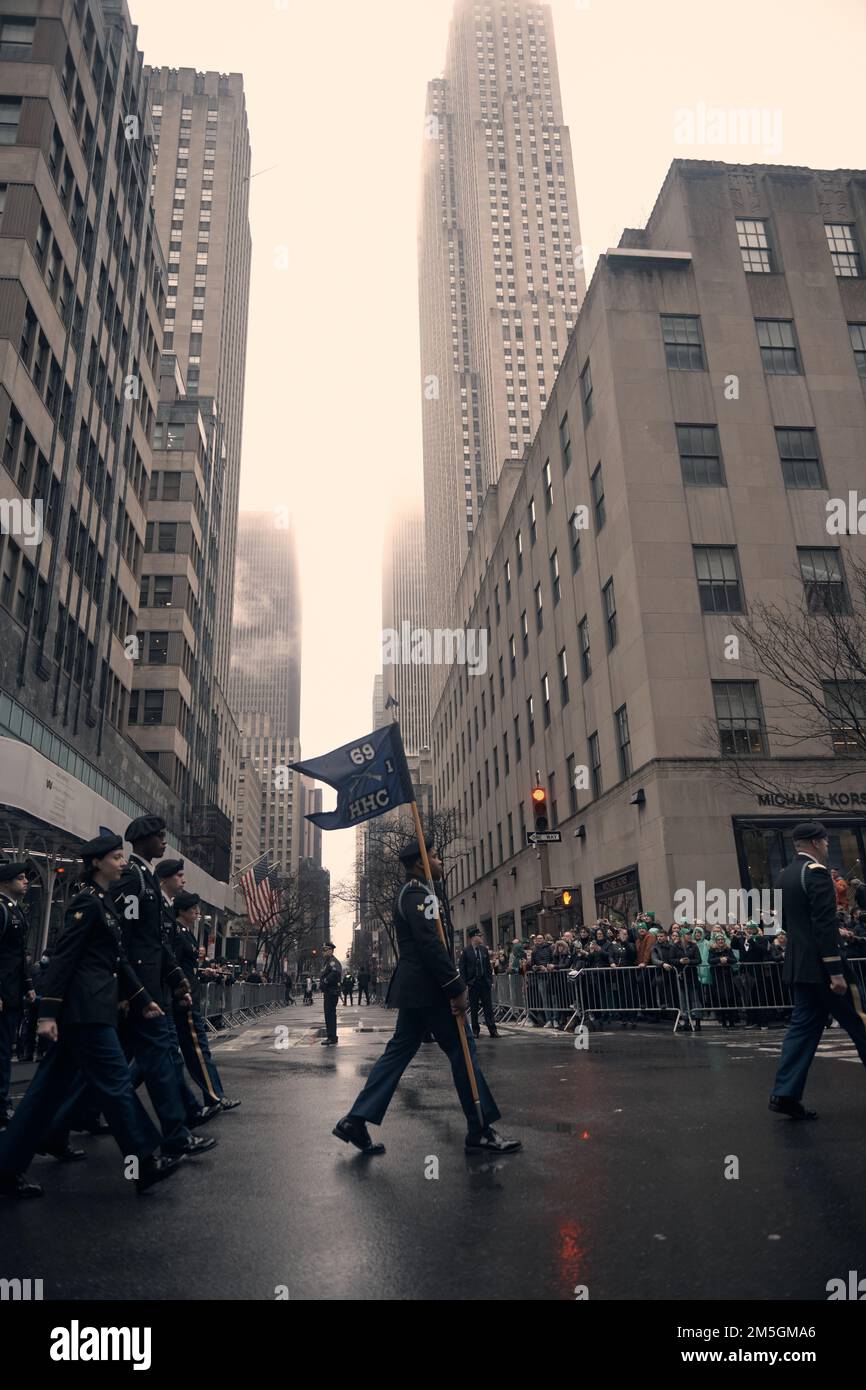 Soldaten des 1. Bataillons der New Yorker Armee, 69. Infanterie-Regiment, führen das St. Patrick's Day Parade, Manhattan, New York, 17. März 2022. Die 69. Infanterie begann den Tag voller Tradition um 6 Uhr mit einem Whiskey-Toast und dann zu der Parade, bei der Stadtbeamte schätzungsweise über 2 Millionen auftauchten, um sie zu sehen, die seit 1762 jedes Jahr stattfindet, wobei die 69. seit 1851 die Führung übernehmen. Stockfoto Soldaten des 1. Bataillons der New Yorker Armee, 69. Infanterie-Regiment, führen das St. Patrick's Day Parade, Manhattan, New York, 17. März 2022. Die 69. Infanterie begann den Tag voller Tradition um 6 Uhr mit einem Whiskey-Toast und dann zu der Parade, bei der Stadtbeamte schätzungsweise über 2 Millionen auftauchten, um sie zu sehen, die seit 1762 jedes Jahr stattfindet, wobei die 69. seit 1851 die Führung übernehmen. Stockfoto