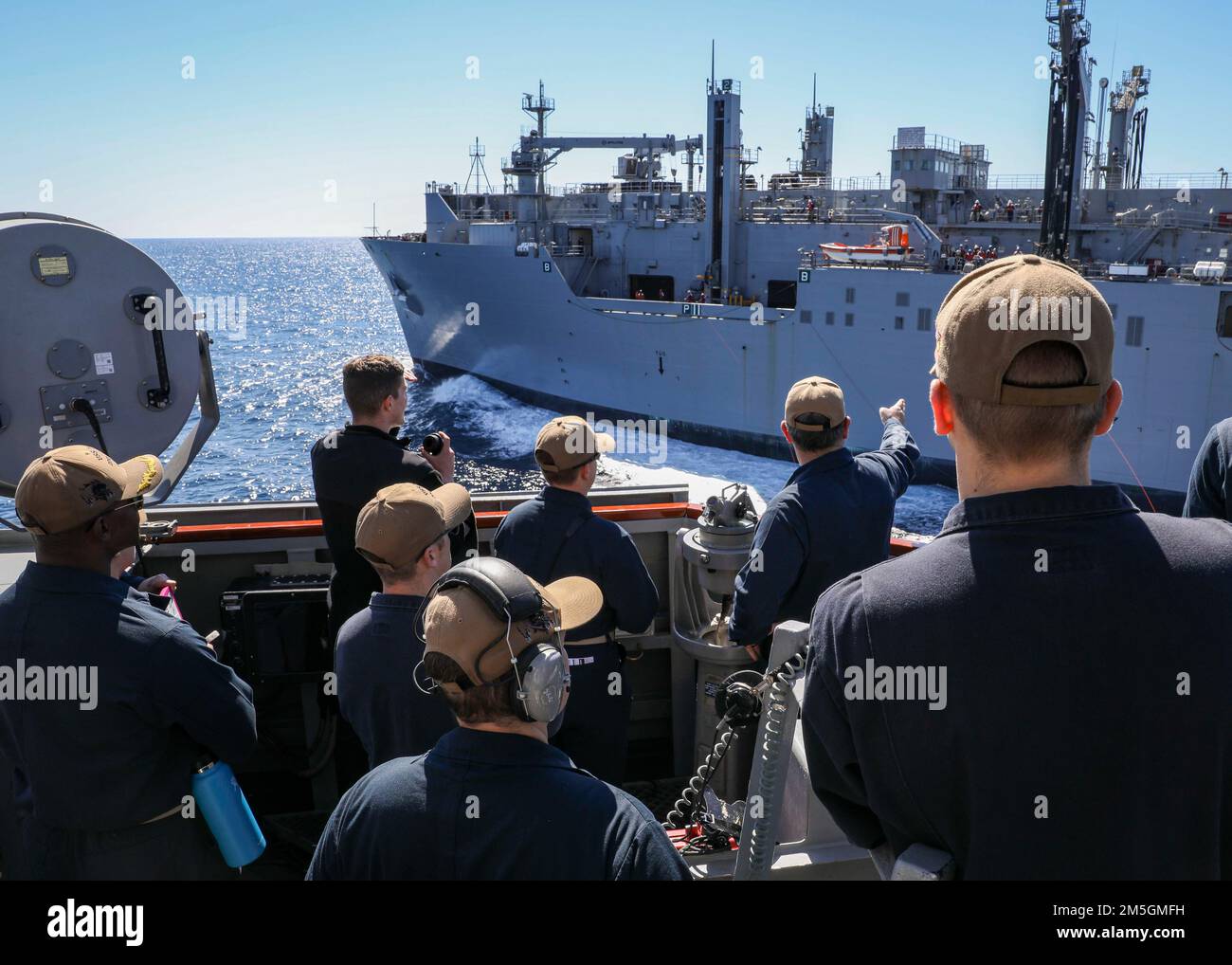 ATLANTIK (17. März 2022) – Seeleute auf dem Steuerbrückenflügel lenken das Schiff während einer Wiederauffüllung auf See mit dem Trockenfrachtschiff USNS William McLean der Lewis- und Clark-Klasse (T AKE-12) an Bord der Arleigh-Burke-Klasse-Guided-Missile Destroyer USS Porter (DDG 78), März 17. Die USS Porter, die nach Rota, Spanien, entsandt wird, nimmt derzeit an einer Task Force-Übung im US-Flottengebiet 2. Teil. TFEX dient als Zertifizierungsmaßnahme für Schiffe, die eigenständig eingesetzt werden, und dient der Prüfung der Einsatzbereitschaft und -Leistung im integrierten Betrieb. Stockfoto