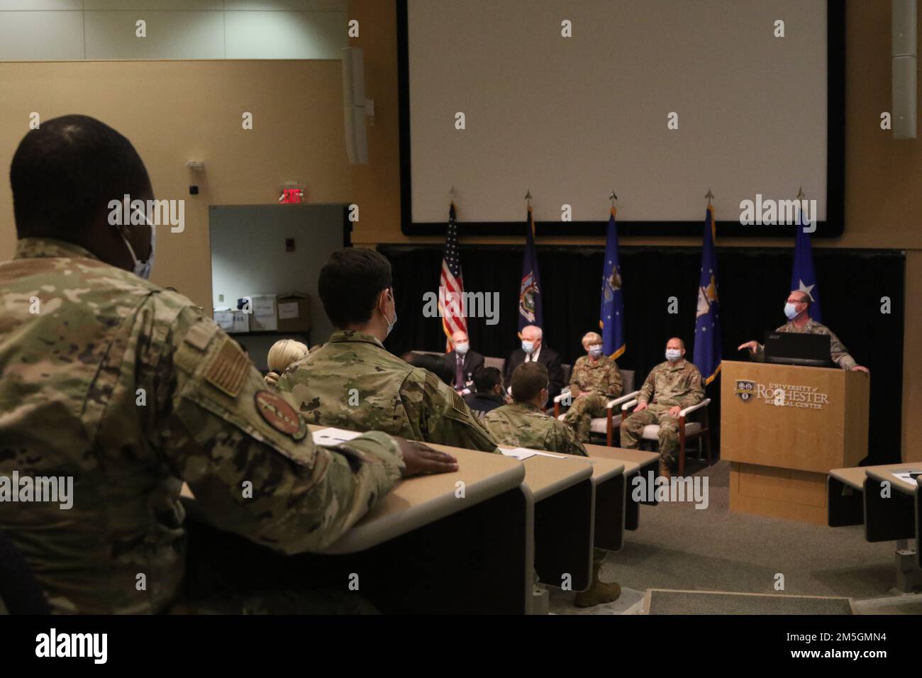 ROCHESTER, NEW YORK. - AUS DEN USA Luftwaffenbrücke. Gen. Michael W. Bank, New Yorker Befehlshaber mit doppeltem Status, dankt dem militärisch-medizinischen Team für die Unterstützung von COVID-Response-Operationen am University of Rochester Medical Center, Rochester, New York, 17. März 2022. USA Nördliches Kommando, durch die USA Army North ist nach wie vor entschlossen, das Verteidigungsministerium flexibel bei der COVID-Reaktion der gesamten Regierung zu unterstützen. Stockfoto