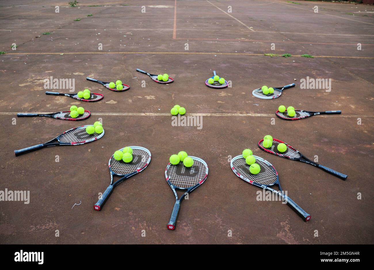 Tennisspieler aus dem Dorf erhielten nach der Veröffentlichung eines Artikels über ihre Notlage, Limpopo, Südafrika, eine neue Spielausrüstung Stockfoto