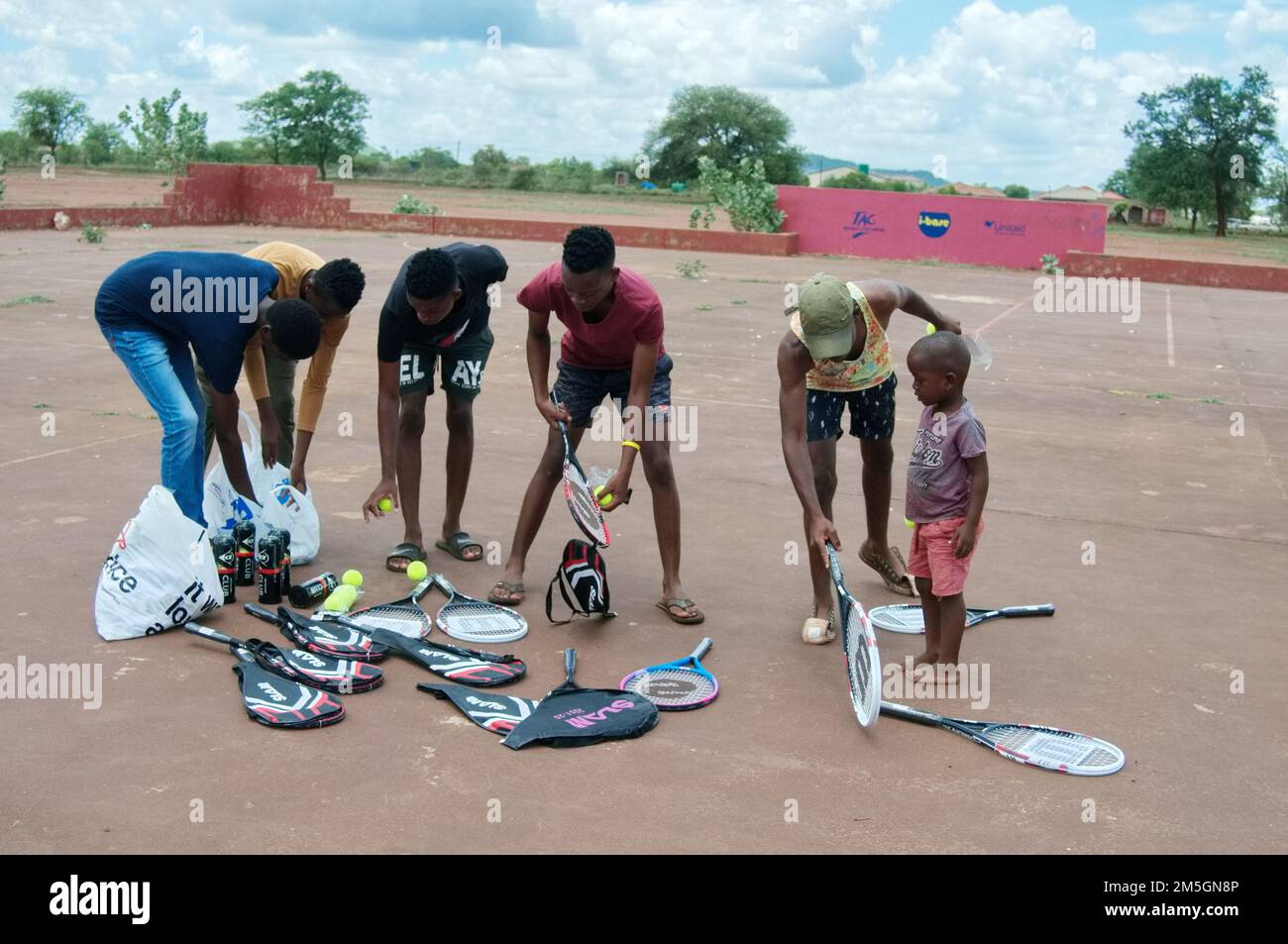 Tennisspieler aus dem Dorf erhielten nach der Veröffentlichung eines Artikels über ihre Notlage, Limpopo, Südafrika, eine neue Spielausrüstung Stockfoto