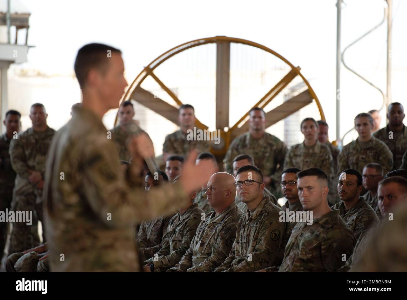 Mitglieder der Manöver Enhancement Brigade 404. hören Major General William Zana, kommandierender General der Combined Joint Task Force - Horn von Afrika, nachdem sie ihr Kampffeld erhalten hatten, ein militärischer Meilenstein, den sie unter feindlichen Bedingungen verdient hatten, am 17. März 2022. Die 404. Soldaten der MEB haben sich ihre Flicken verdient, als sie in CJTF-HOA in Camp Lemonnier, Dschibuti, dem einzigen permanenten Militärstützpunkt auf dem afrikanischen Kontinent, stationiert waren. Stockfoto