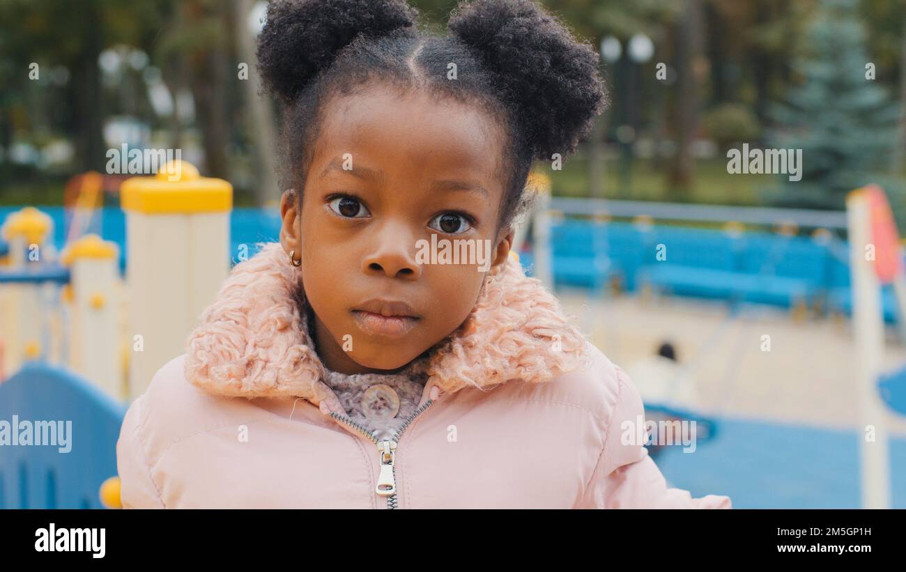 Nahaufnahme ernstes Kindergesicht Porträt niedliches kleines afroamerikanisches Kind traurig aufgebracht Nahaufnahme allein kleines Mädchen Baby Tochter schaut Kamera ruhig ethnisch Stockfoto
