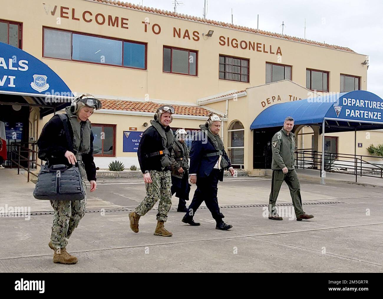 220317-N-OX321-2131 MARINE AIR STATION SIGONELLA, Italien (17. März 2022) – Secretary of the Navy Carlos Del Toro, Center Right, und ADM. Robert P. Burke, Commander, USA Marinestreitkräfte Europa-Afrika (CNE-CNA), Mitte links, bereiten Sie sich auf die Abfahrt von der Marinestützstelle Sigonella vor, um die USS Harry S. Truman Carrier Strike Group am 17. März 2022 zu besuchen. Die strategische Lage von NAS Sigonella ermöglicht es den US-Streitkräften, den alliierten Streitkräften und den Streitkräften der Partnerstaaten, bei Bedarf zu entsenden und zu reagieren, um Sicherheit und Stabilität in Europa, Afrika und dem Zentralkommando zu gewährleisten. Stockfoto