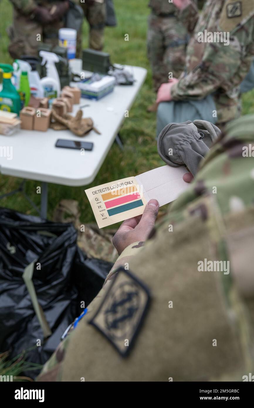 EIN US-AMERIKANISCHER Ein Soldat, der dem 39. Strategischen Signalbataillon zugeteilt wurde, hält M8 chemisches Detektionspapier während der Ausbildung zur chemischen, biologischen, radiologischen und nuklearen Verteidigung auf dem Luftwaffenstützpunkt Chièvres, Belgien, am 17. März 2022. Um die Kenntnisse über ihre CBRN-Ausrüstung und -Verfahren zu erhalten, führte die Einheit Schulungen durch, um die Bereitschaft zu gewährleisten und ihre jährlichen Anforderungen zu erfüllen. Stockfoto