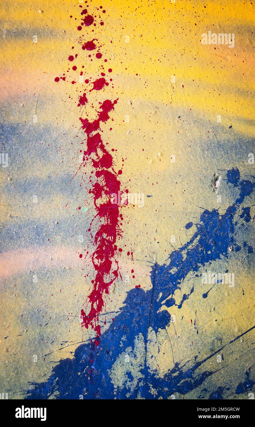 Rote und blaue Farbspritzer auf gelbem Hintergrund Stockfoto Rote und blaue Farbspritzer auf gelbem Hintergrund Stockfoto