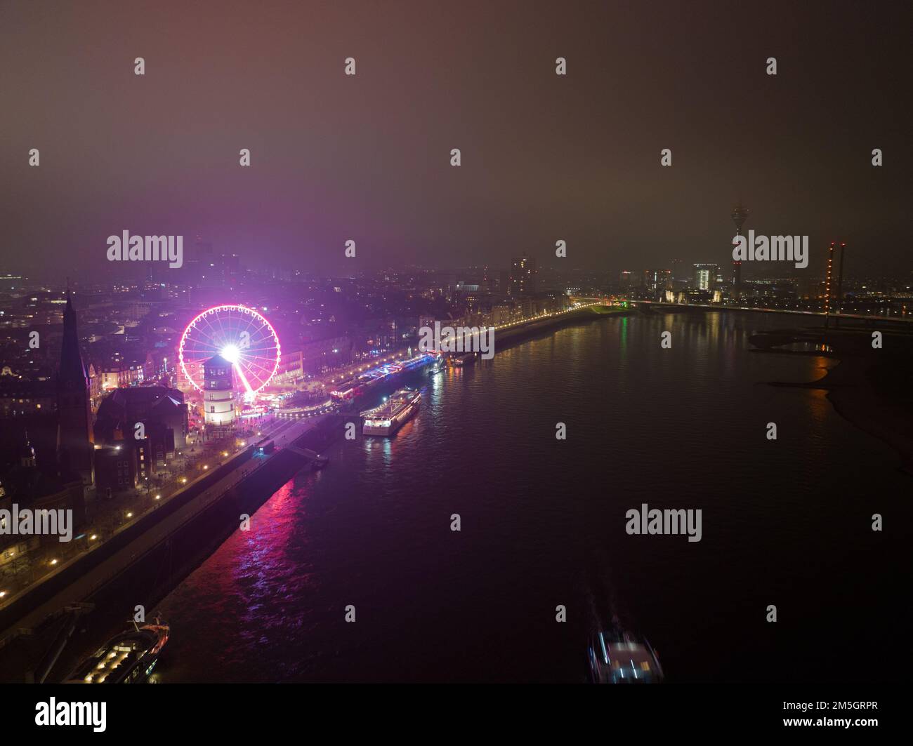 Düsseldorfer weihnachtsmarkt und Riesenrad in deutschland bei Nacht. Blick auf Skyline und rhein aus der Vogelperspektive. Nachts im Winter. Stockfoto