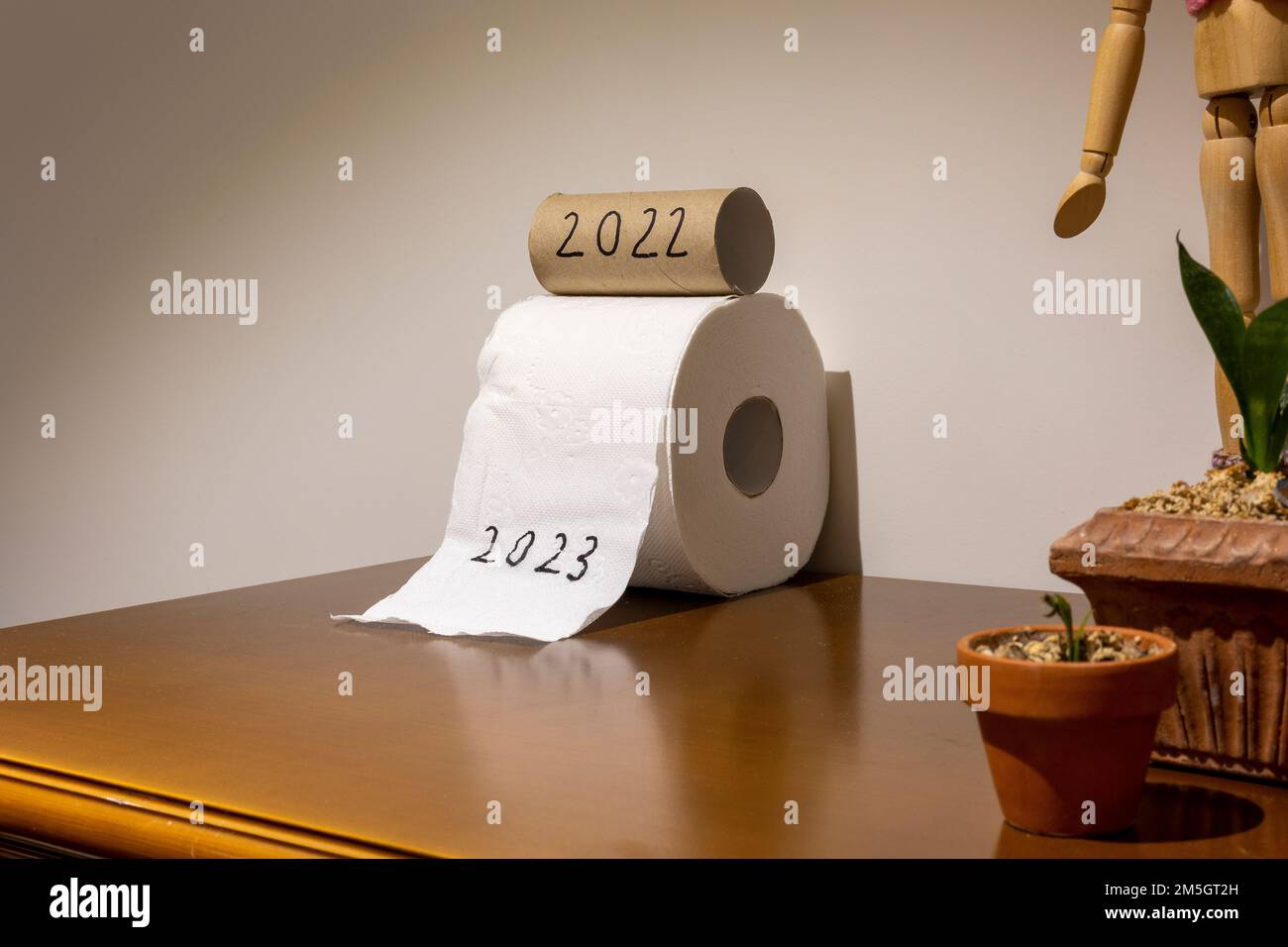 Toilettenpapiere, geschrieben als 2022 und 2023, was bedeutet, dass das alte Jahr gehen und das neue Jahr willkommen heißen Stockfoto