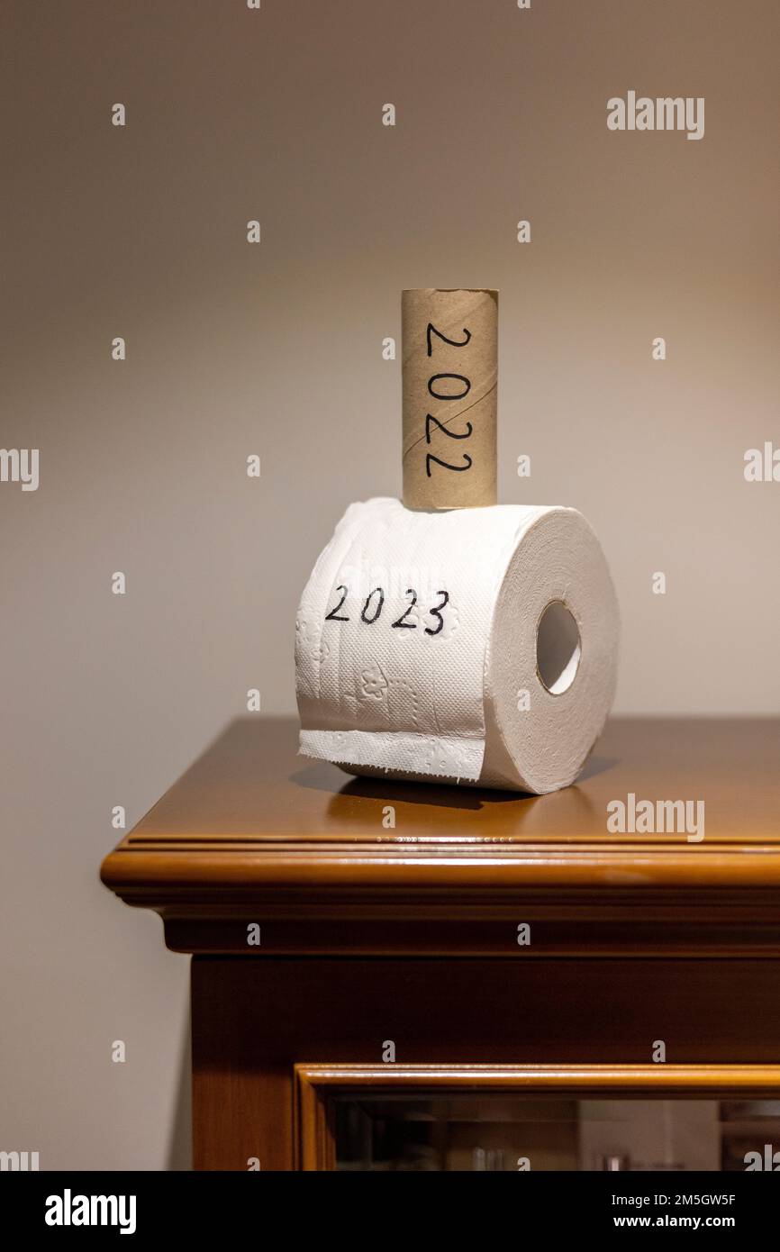 Toilettenpapiere, geschrieben als 2022 und 2023, was bedeutet, dass das alte Jahr gehen und das neue Jahr willkommen heißen Stockfoto