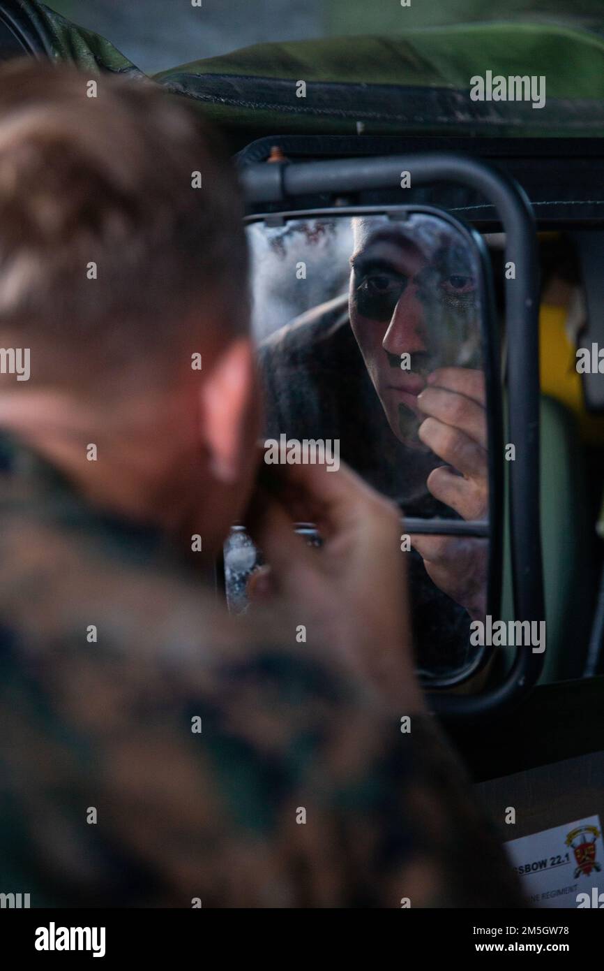 USA John Cressy, ein Motortransportunternehmen mit 3D. Bataillon, 12. Marines, 3D. Marine Division, trägt Tarnfarbe auf, um eine Mission zur schnellen Infiltration des High Mobility Artillery Rocket System auf Iwo Jima, Japan, während der Übung Typhoon Crossbow, 17. März 2022, vorzubereiten. Diese Übung zeigte, dass die 3D Marine Division in der Lage ist, Präzisionsbrände mit großer Reichweite schnell auf wichtiges maritimes Gelände im Indopazifik-Raum zu entsenden. Stockfoto